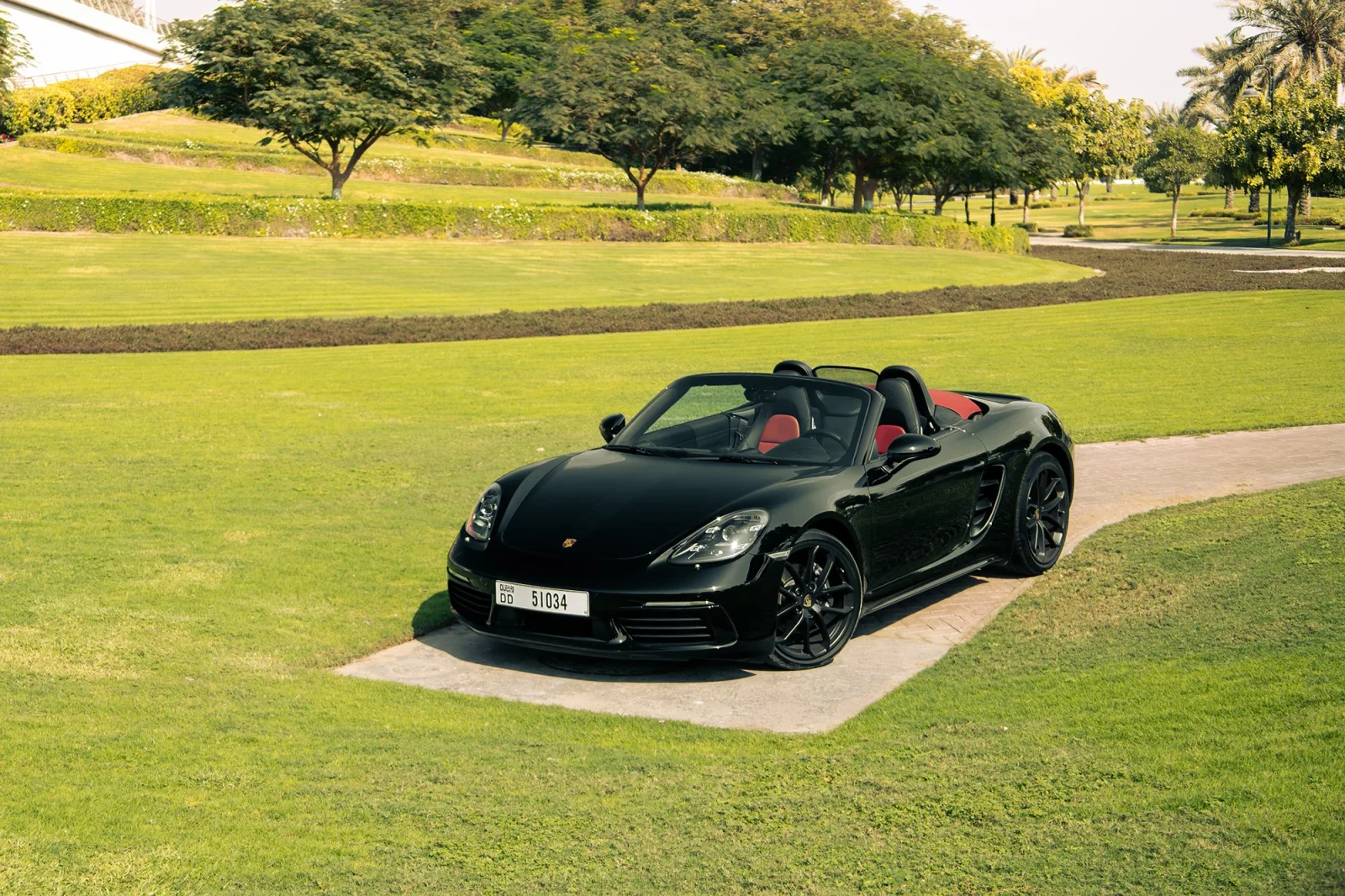 Loyer Porsche Boxster  Noir 2024 en Abou Dabi - 9 
