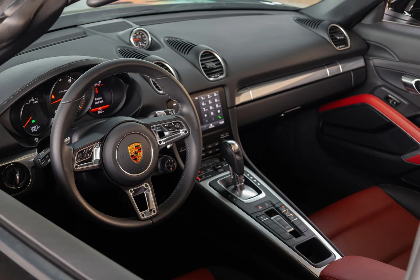 Loyer Porsche Boxster  Noir 2024 en Abou Dabi - 13 