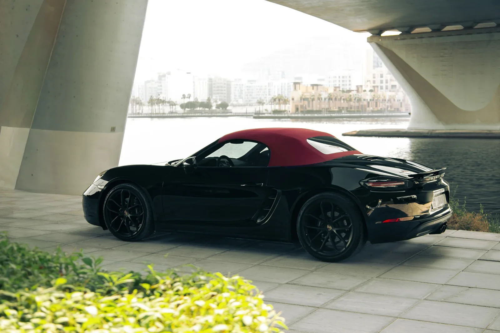Loyer Porsche Boxster  Noir 2024 en Abou Dabi - 12 
