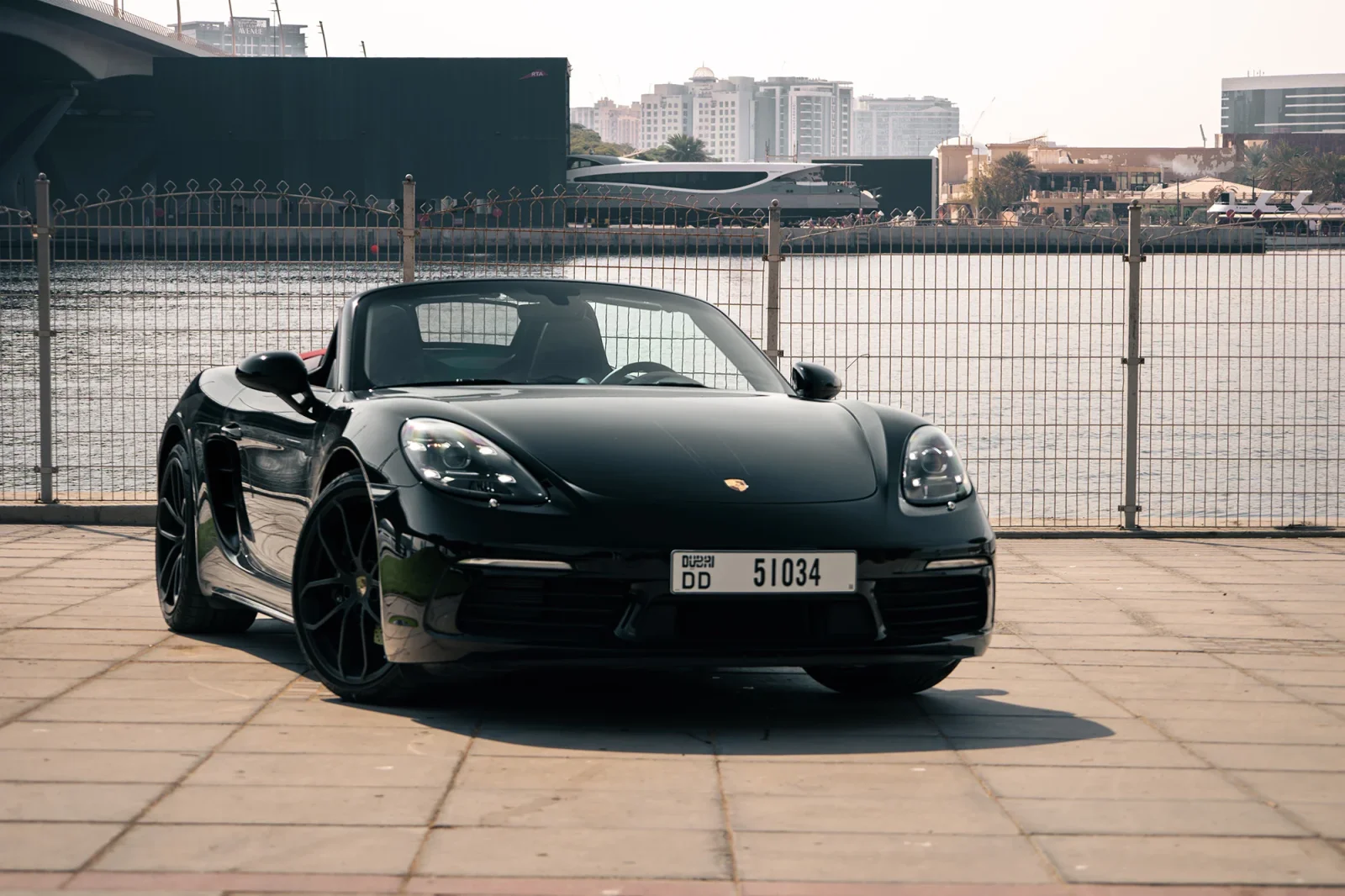 Loyer Porsche Boxster  Noir 2024 en Abou Dabi - 11 