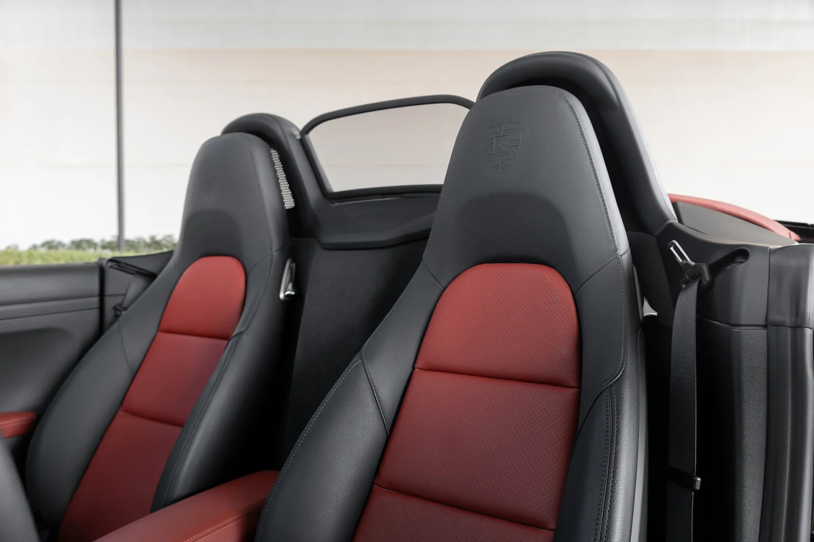 Kiralık Porsche Boxster  Siyah 2024 içinde Abu Dhabi - 2 