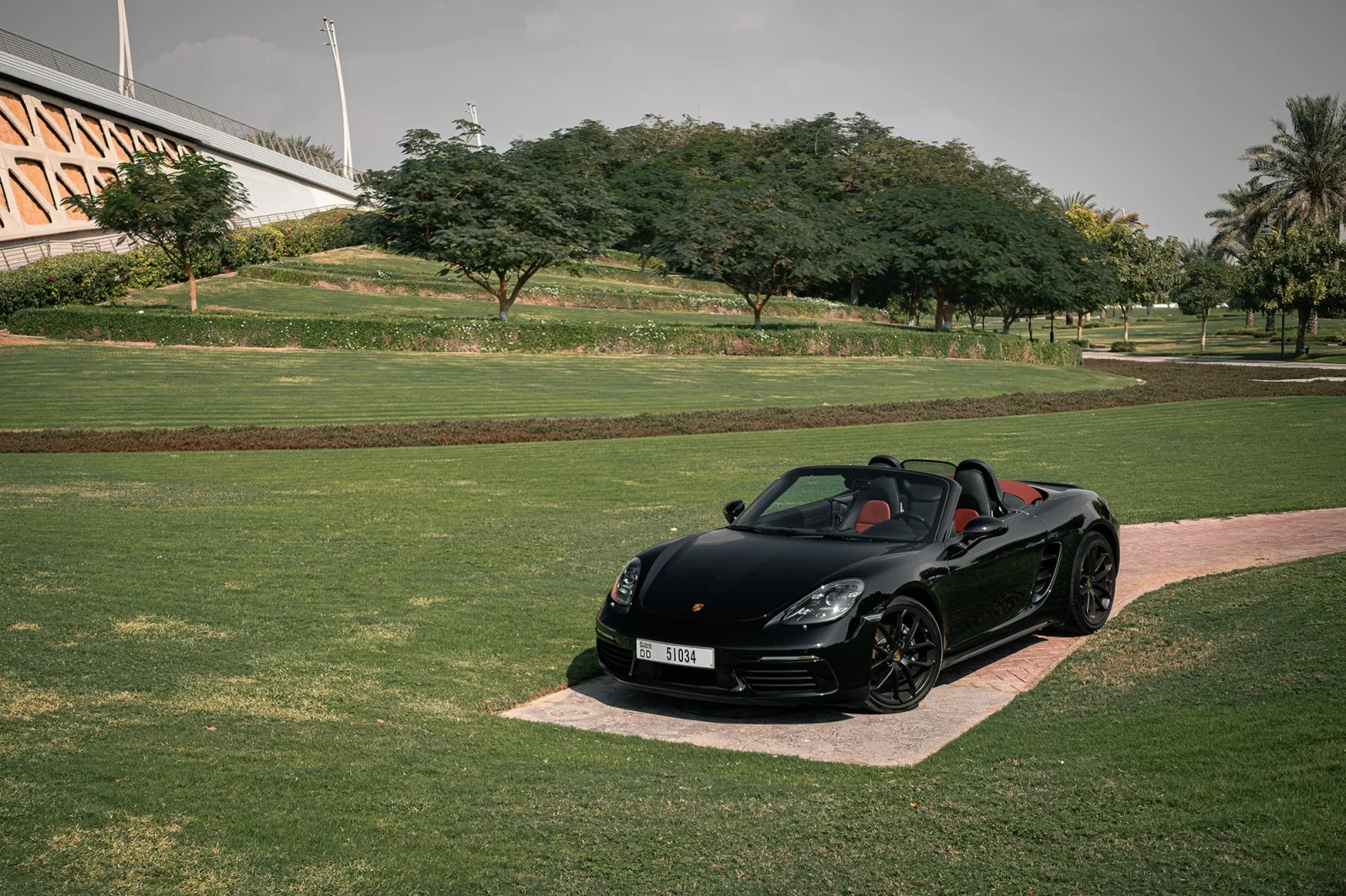 Kiralık Porsche Boxster  Siyah 2024 içinde Abu Dhabi