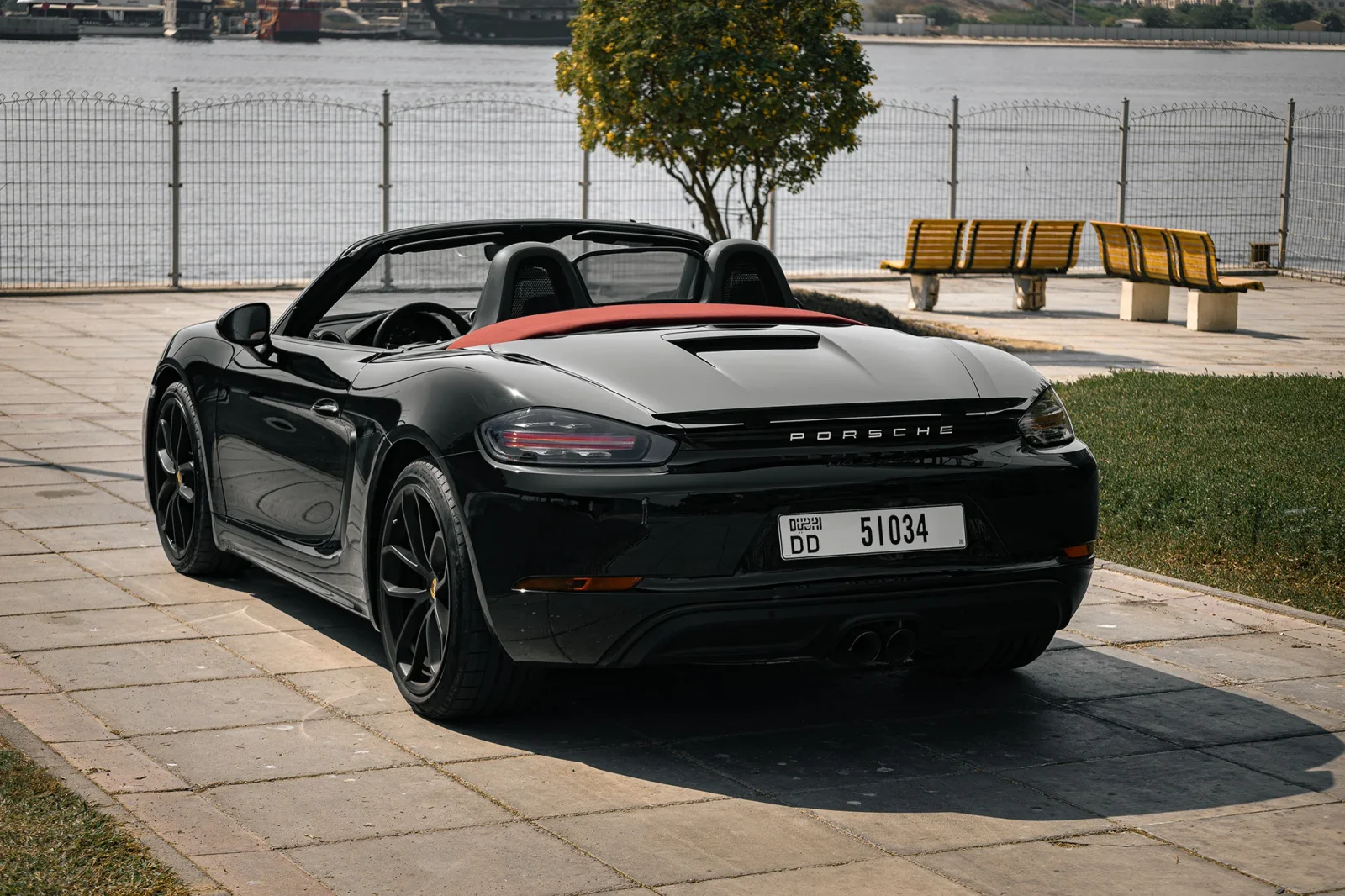 Kiralık Porsche Boxster  Siyah 2024 içinde Abu Dhabi - 4 