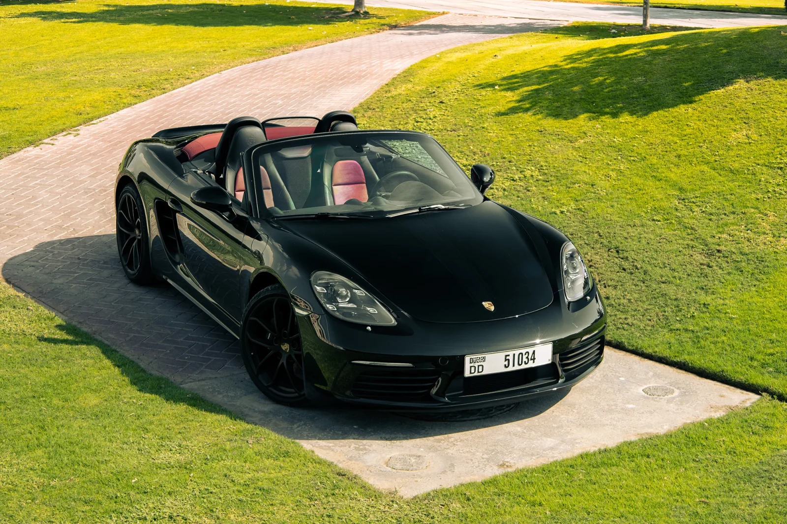 Loyer Porsche Boxster  Noir 2024 en Abou Dabi - 2 