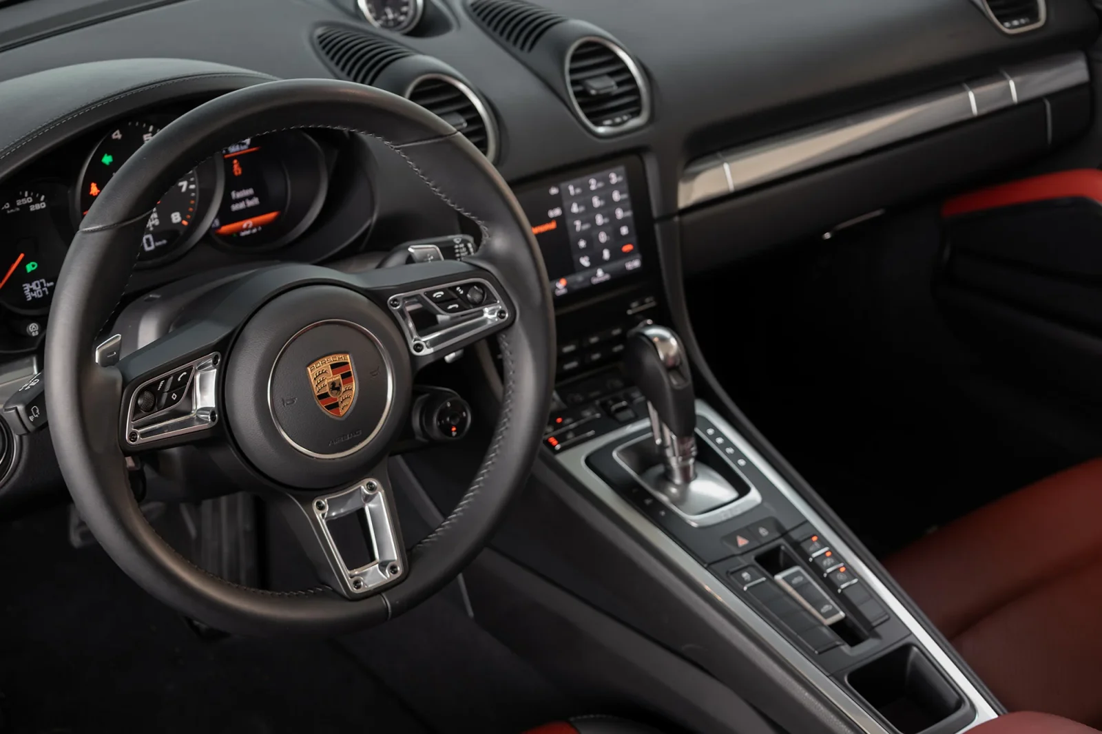 Kiralık Porsche Boxster  Siyah 2024 içinde Abu Dhabi - 3 