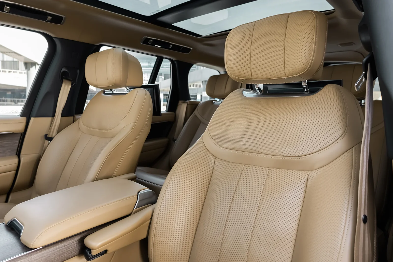 Rent Land Rover Range Rover Autobiography V8 Black 2023 in Abu Dhabi - 5 