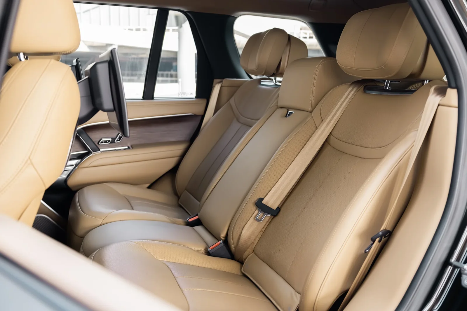 Rent Land Rover Range Rover Autobiography V8 Black 2023 in Abu Dhabi - 8 