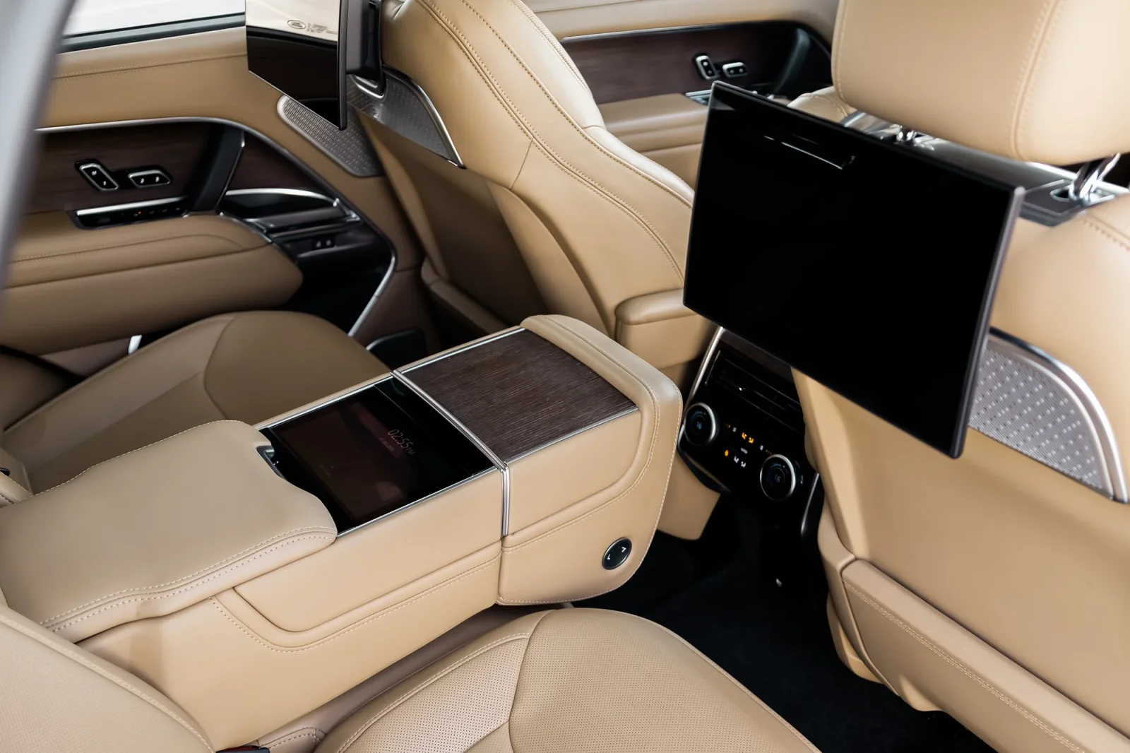 Rent Land Rover Range Rover Autobiography V8 Black 2023 in Abu Dhabi - 6 