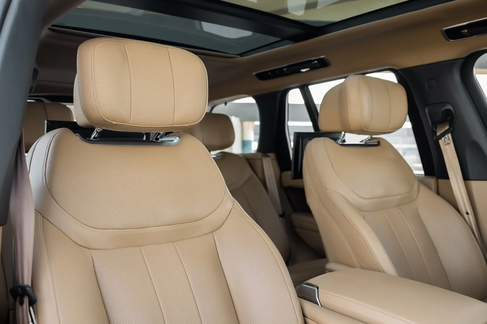 Rent Land Rover Range Rover Autobiography V8 Black 2023 in Abu Dhabi - 7 