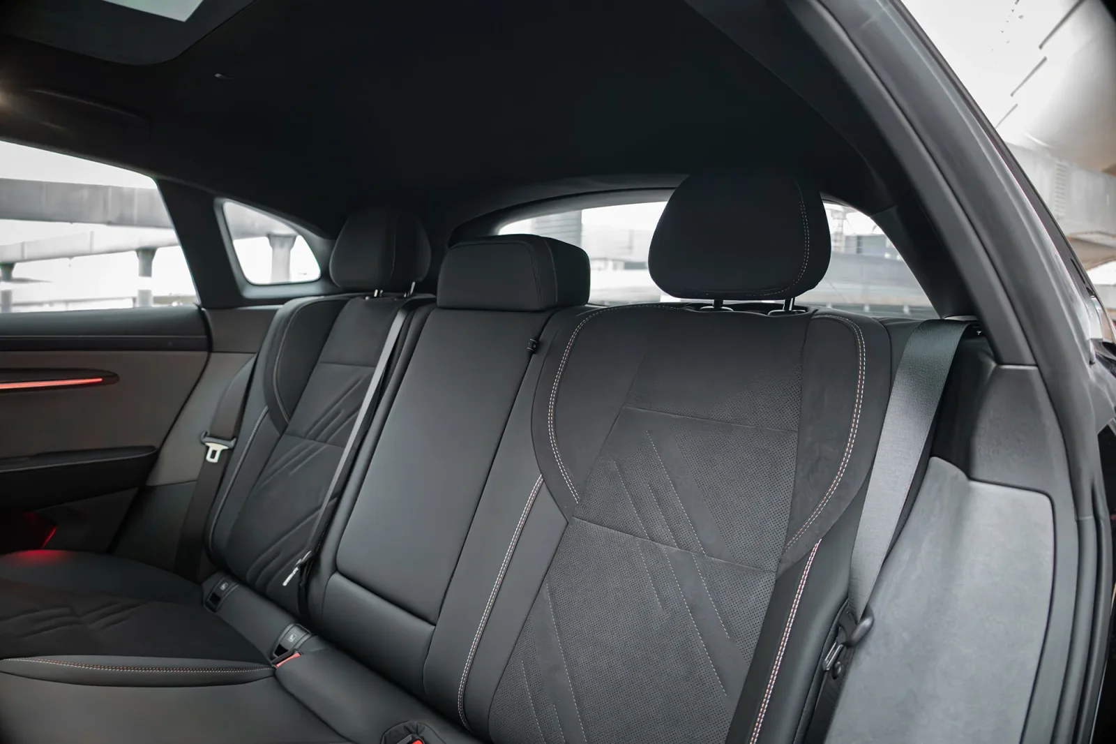 Loyer Zeekr 1  Noir 2025 en Abou Dabi - 11 