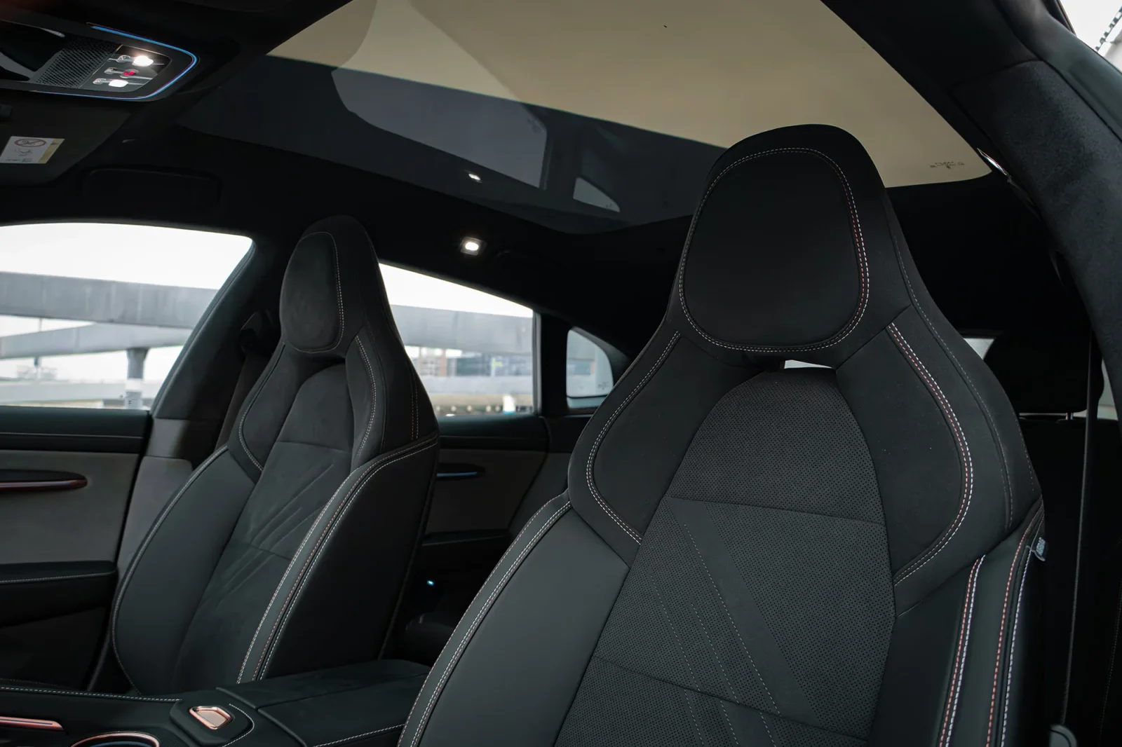 Loyer Zeekr 1  Noir 2025 en Abou Dabi - 6 