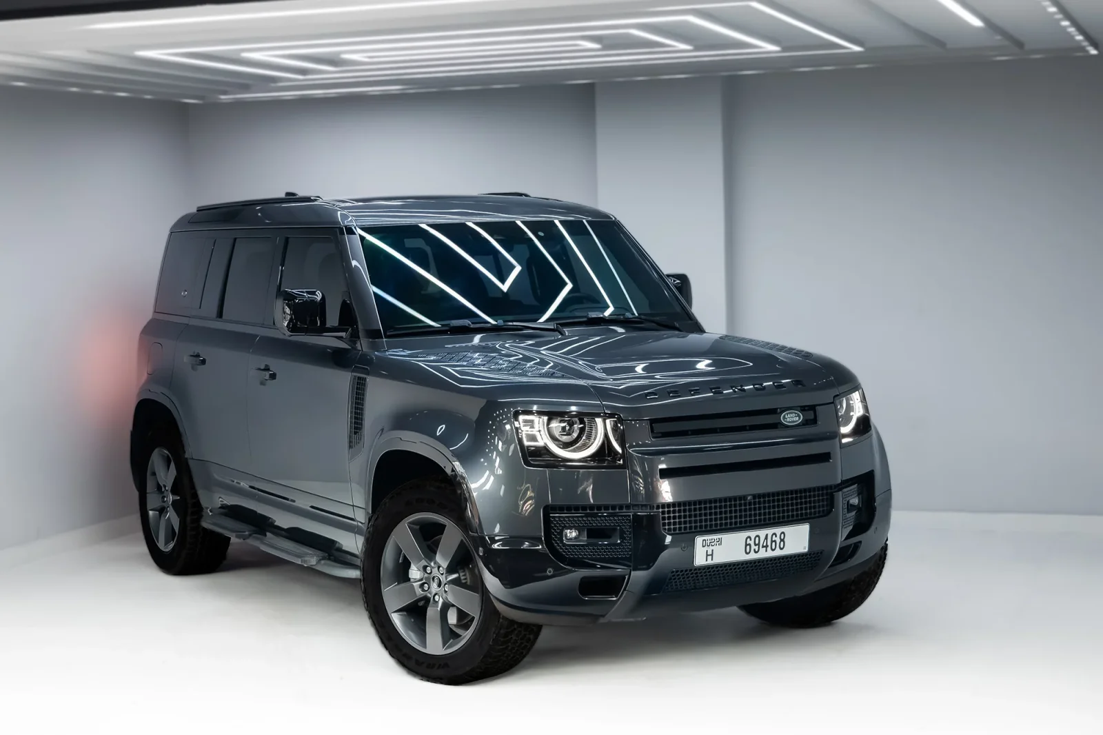 Alquiler Land Rover Defender  Gris 2024 en Abu Dabi