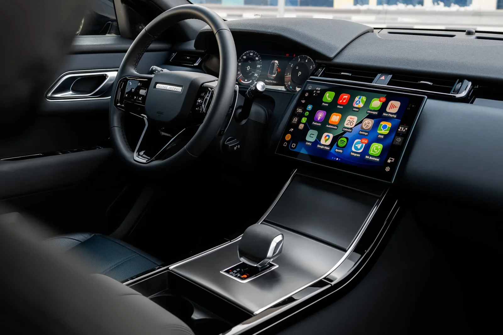 Kiralık Land Rover Range Rover Velar  Mavi 2024 içinde Abu Dhabi - 3 