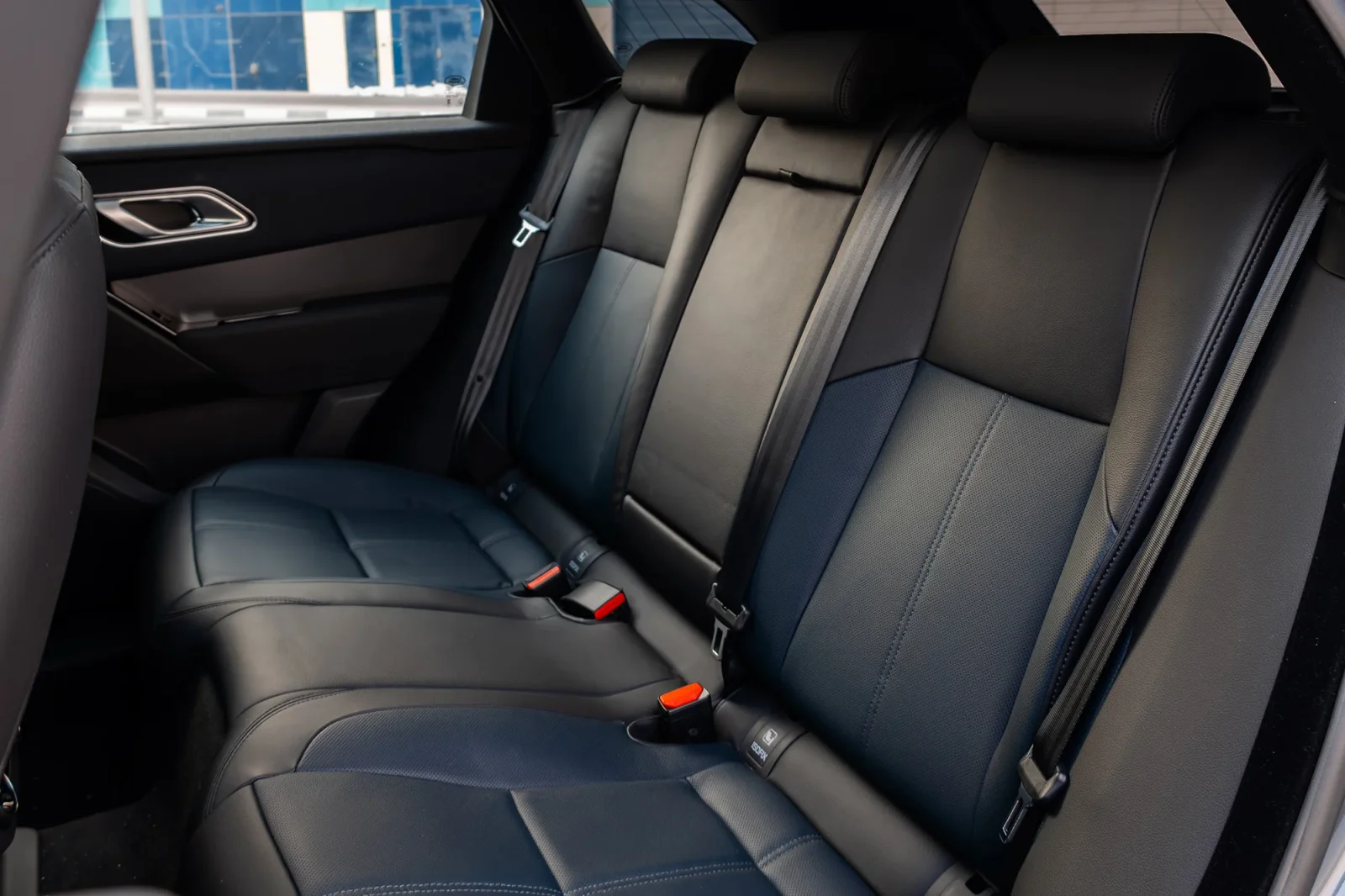 Miete Land Rover Range Rover Velar  Blau 2024 in der Abu Dhabi - 8 