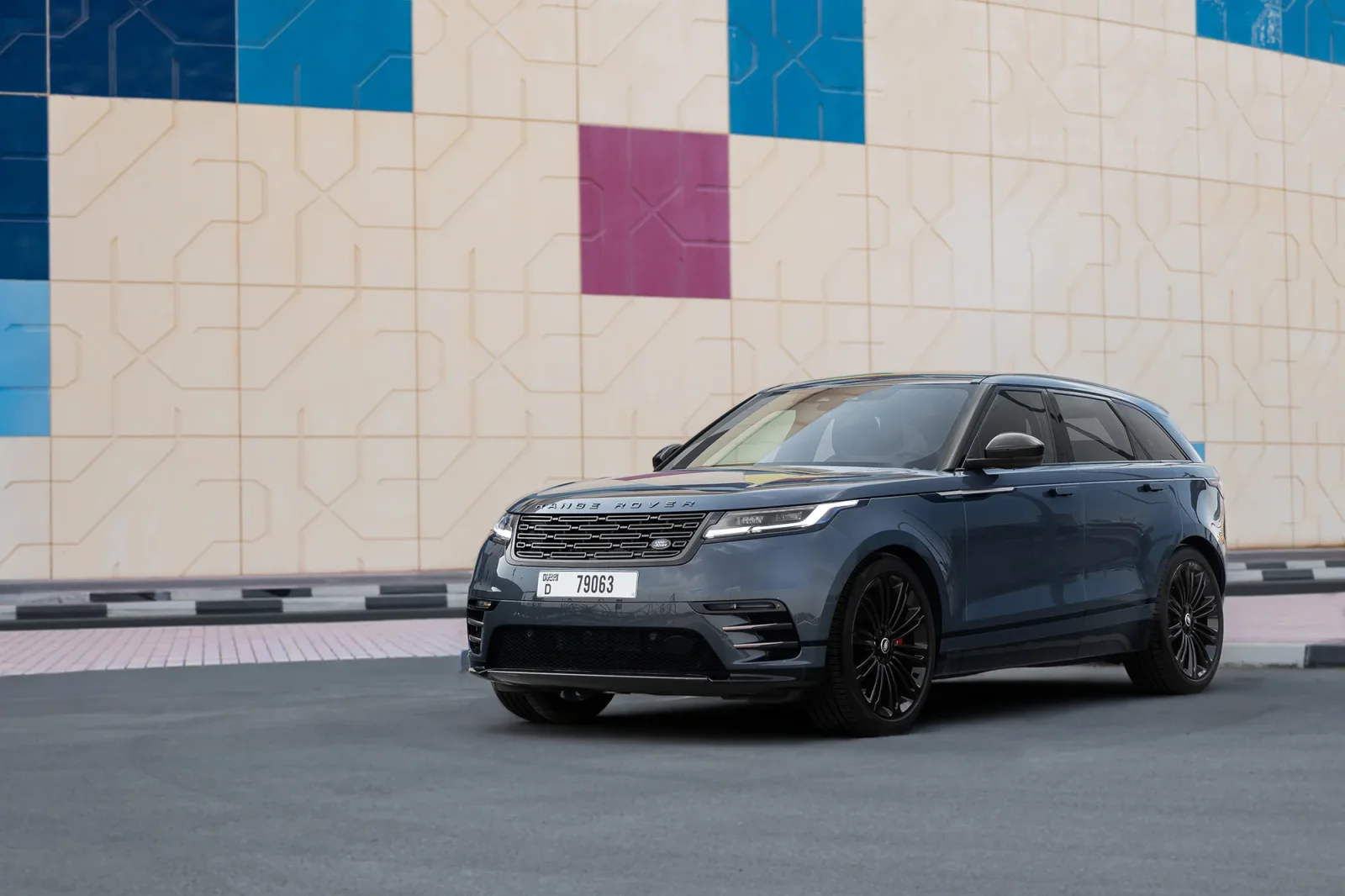 Miete Land Rover Range Rover Velar  Blau 2024 in der Abu Dhabi