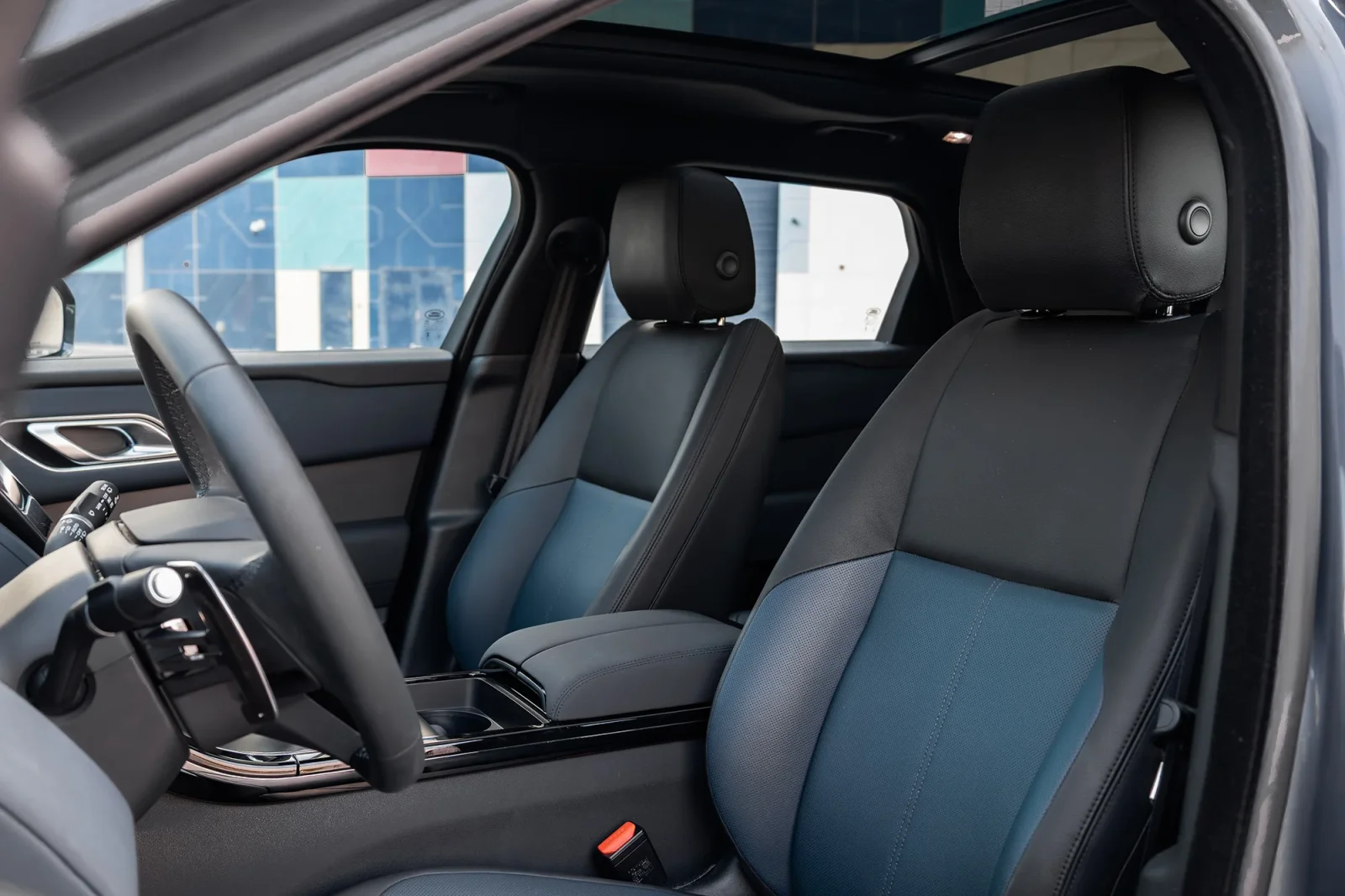 Kiralık Land Rover Range Rover Velar  Mavi 2024 içinde Abu Dhabi - 2 