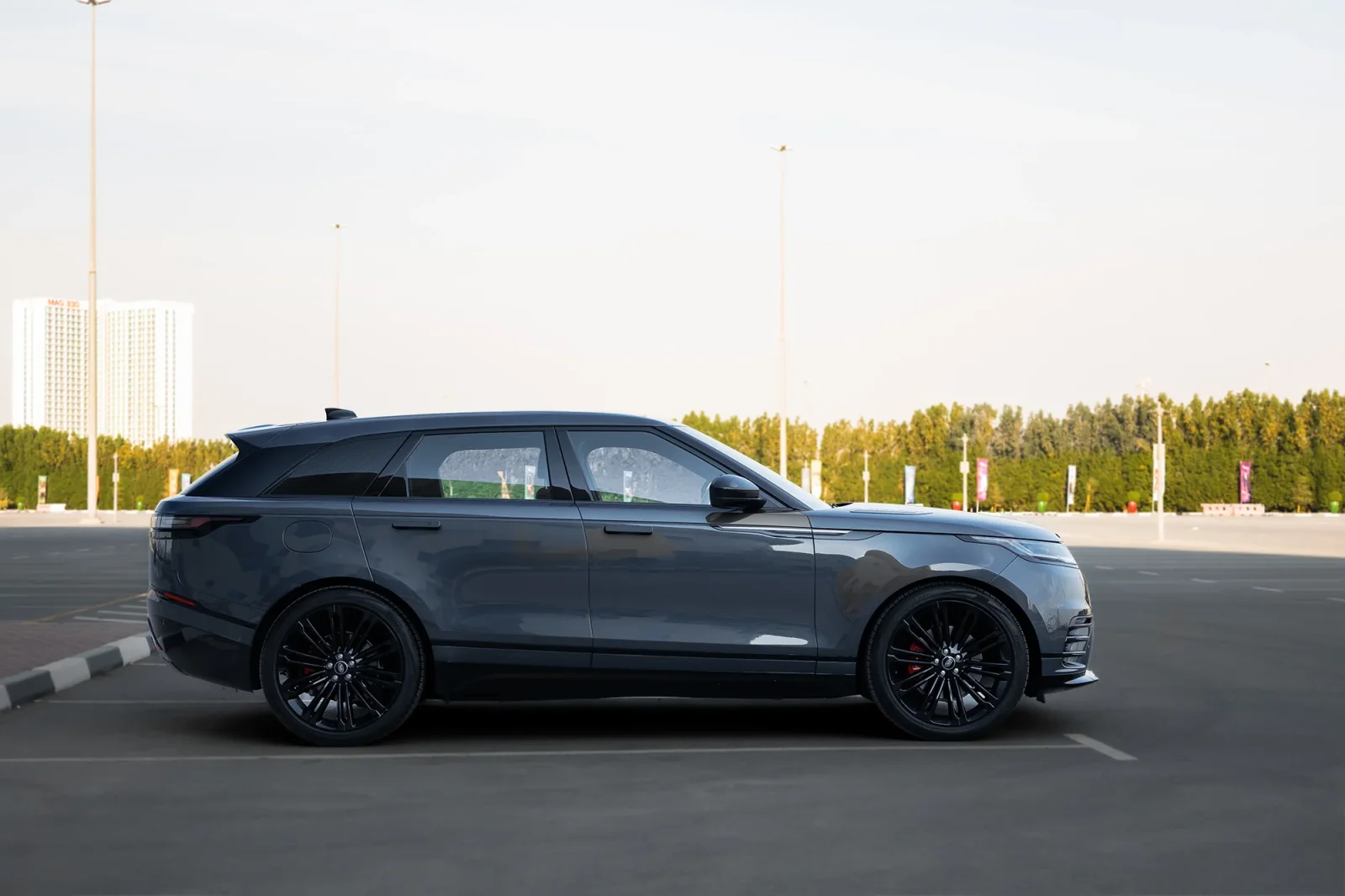 Miete Land Rover Range Rover Velar  Blau 2024 in der Abu Dhabi - 10 