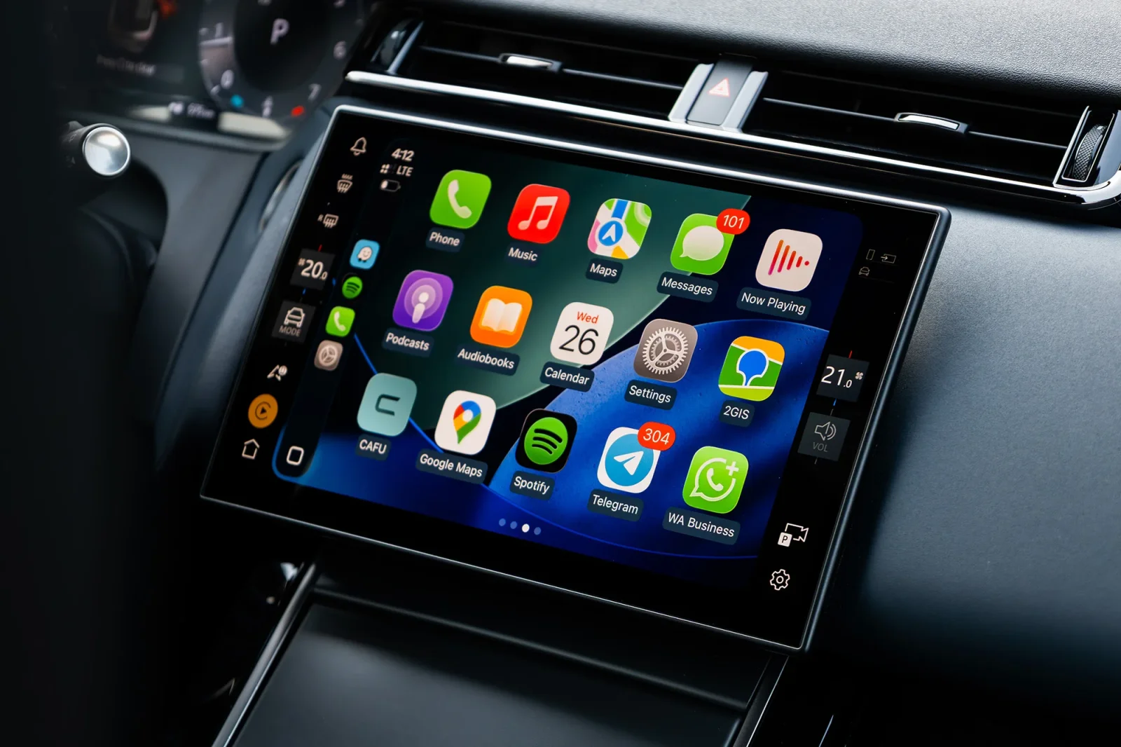 Miete Land Rover Range Rover Velar  Blau 2024 in der Abu Dhabi - 6 