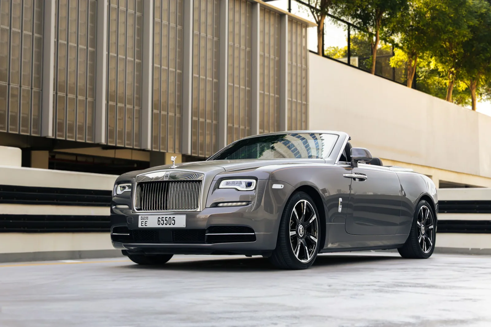 Miete Rolls-Royce Dawn  Grau 2022 in der Abu Dhabi