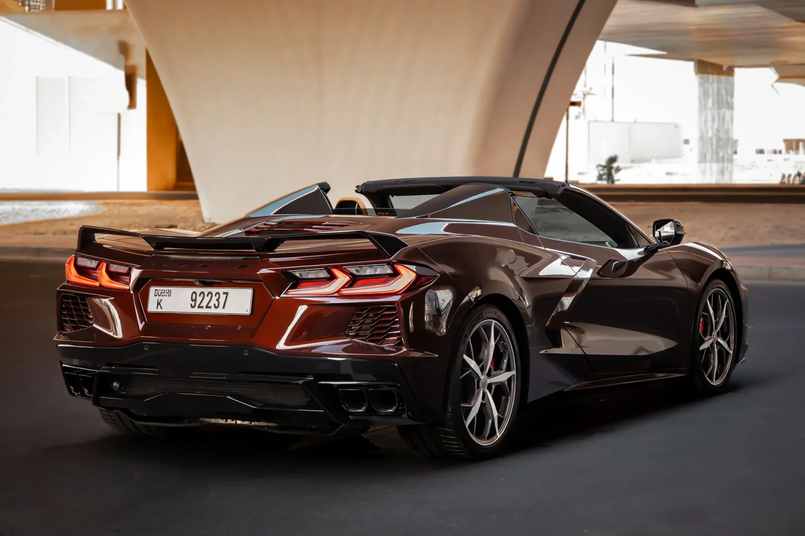 Kiralık Chevrolet Corvette C8 Kahverengi 2023 içinde Abu Dhabi - 9 