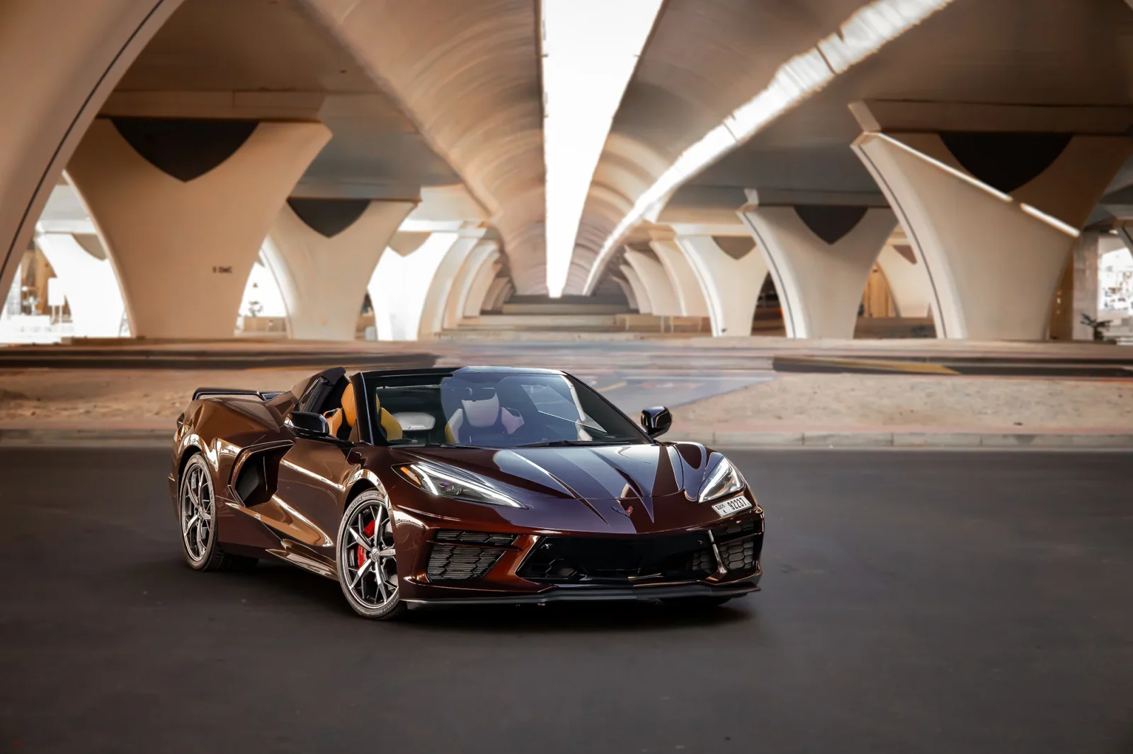 Kiralık Chevrolet Corvette C8 Kahverengi 2023 içinde Abu Dhabi - 3 