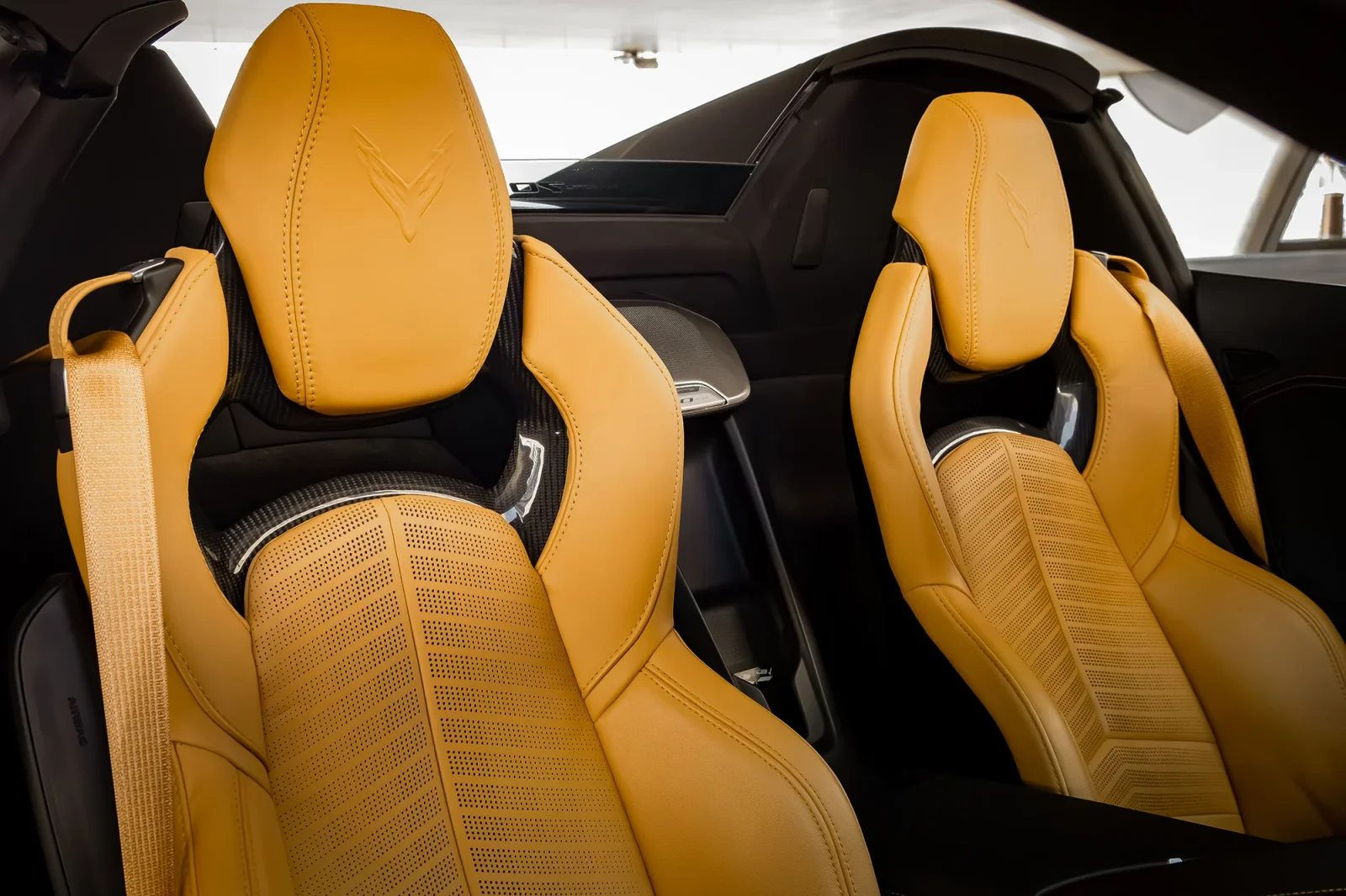 Kiralık Chevrolet Corvette C8 Kahverengi 2023 içinde Abu Dhabi - 5 