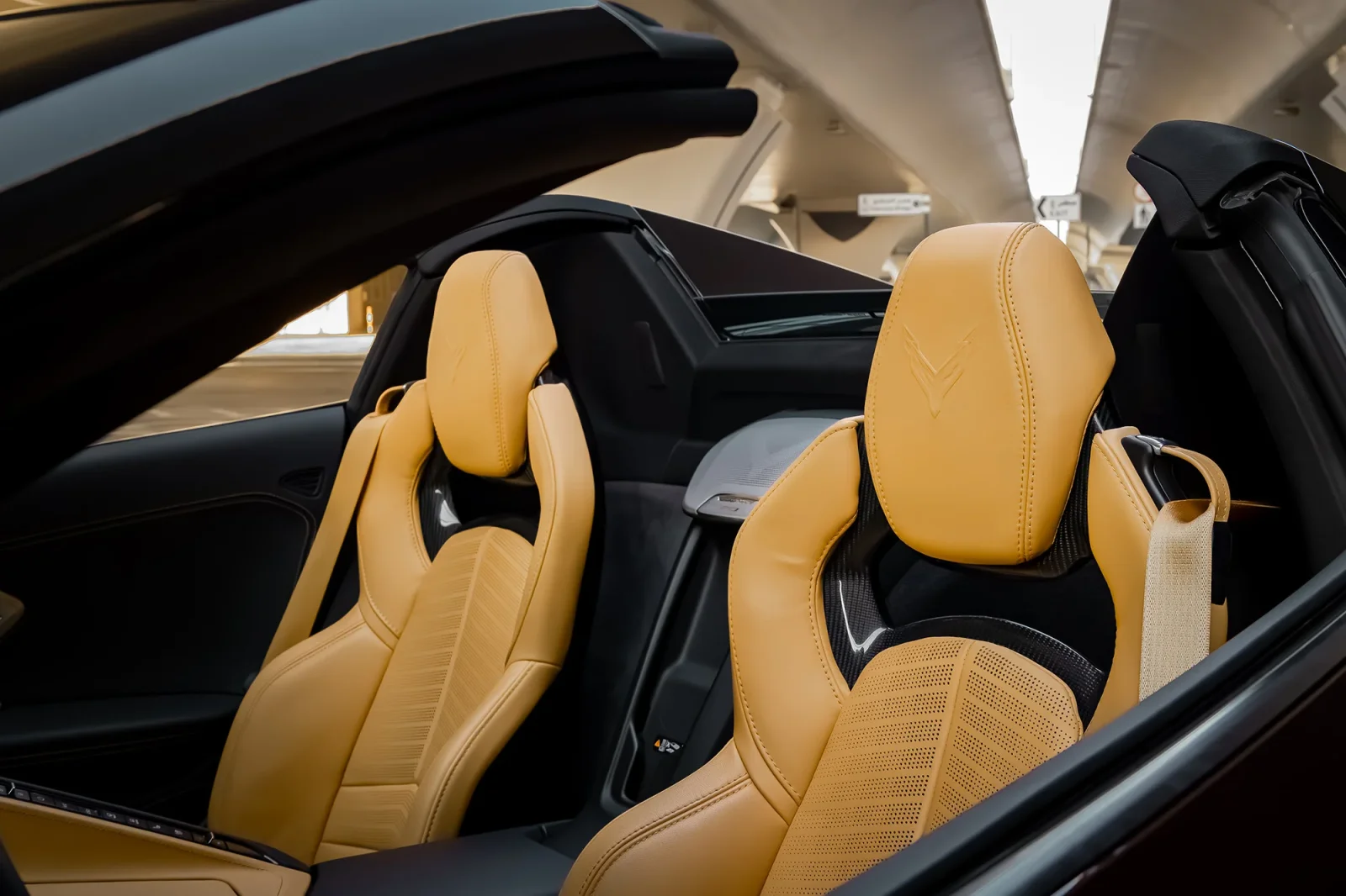 Kiralık Chevrolet Corvette C8 Kahverengi 2023 içinde Abu Dhabi - 7 