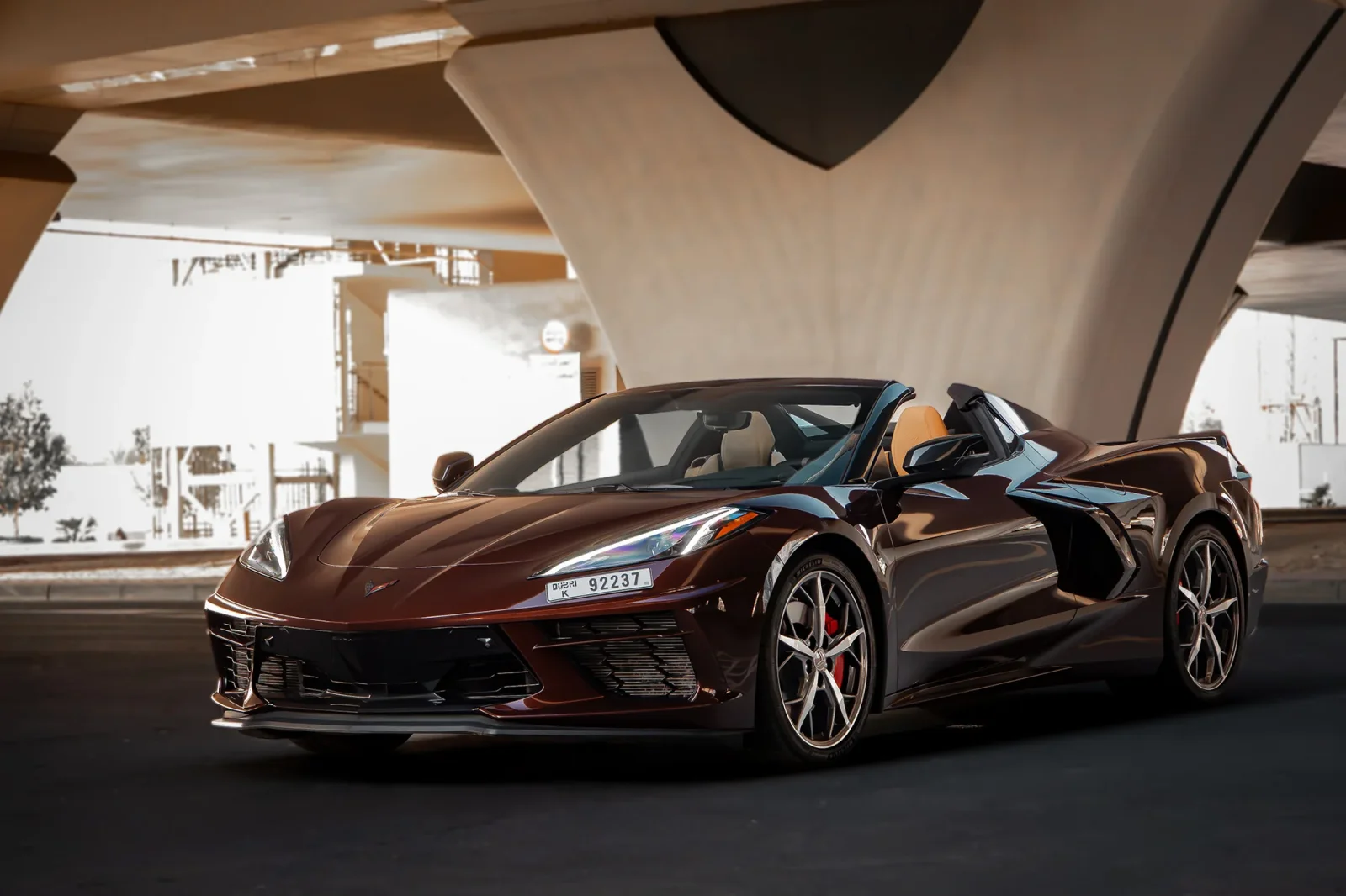 Kiralık Chevrolet Corvette C8 Kahverengi 2023 içinde Abu Dhabi - 2 