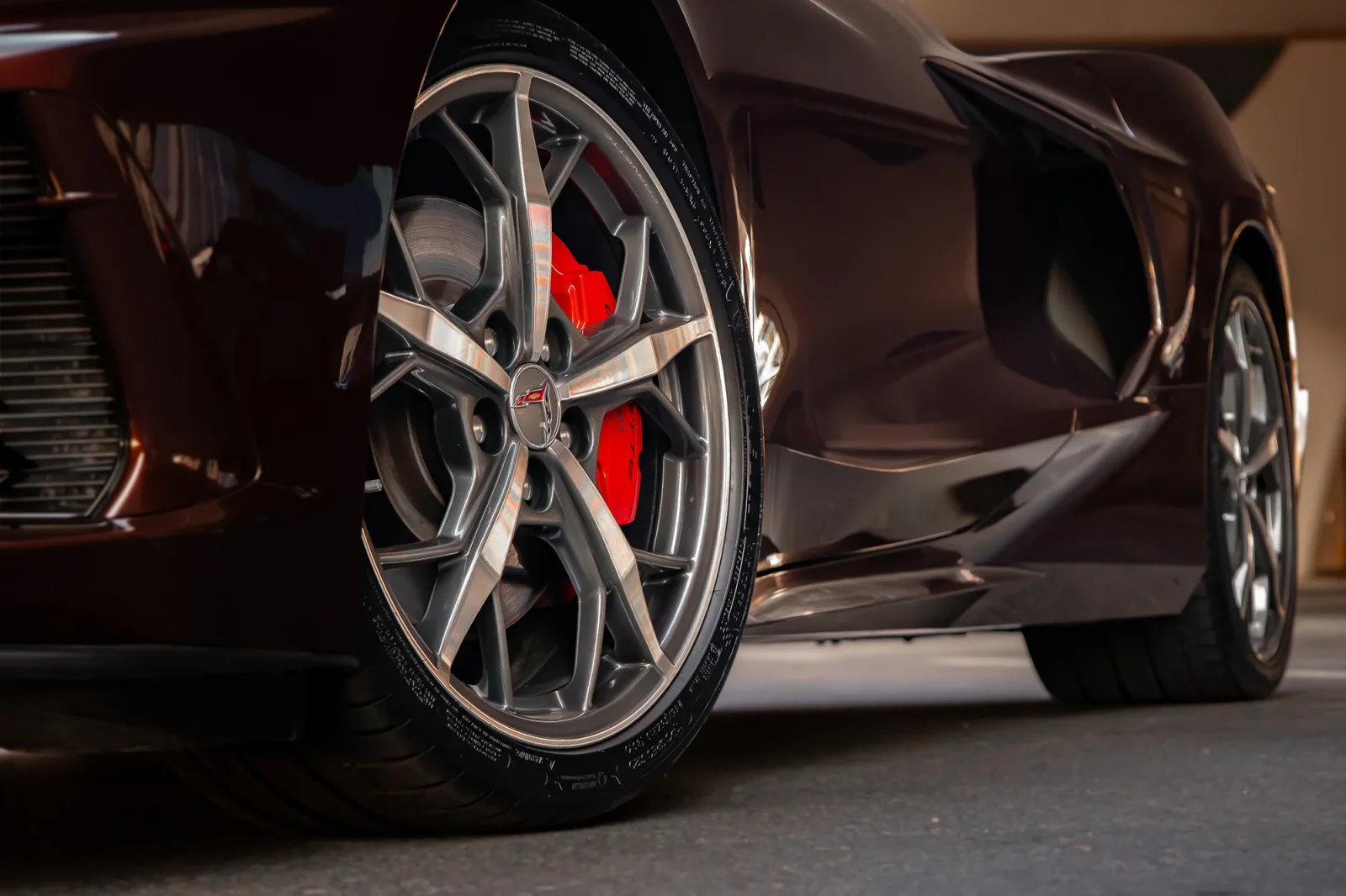 Kiralık Chevrolet Corvette C8 Kahverengi 2023 içinde Abu Dhabi - 11 