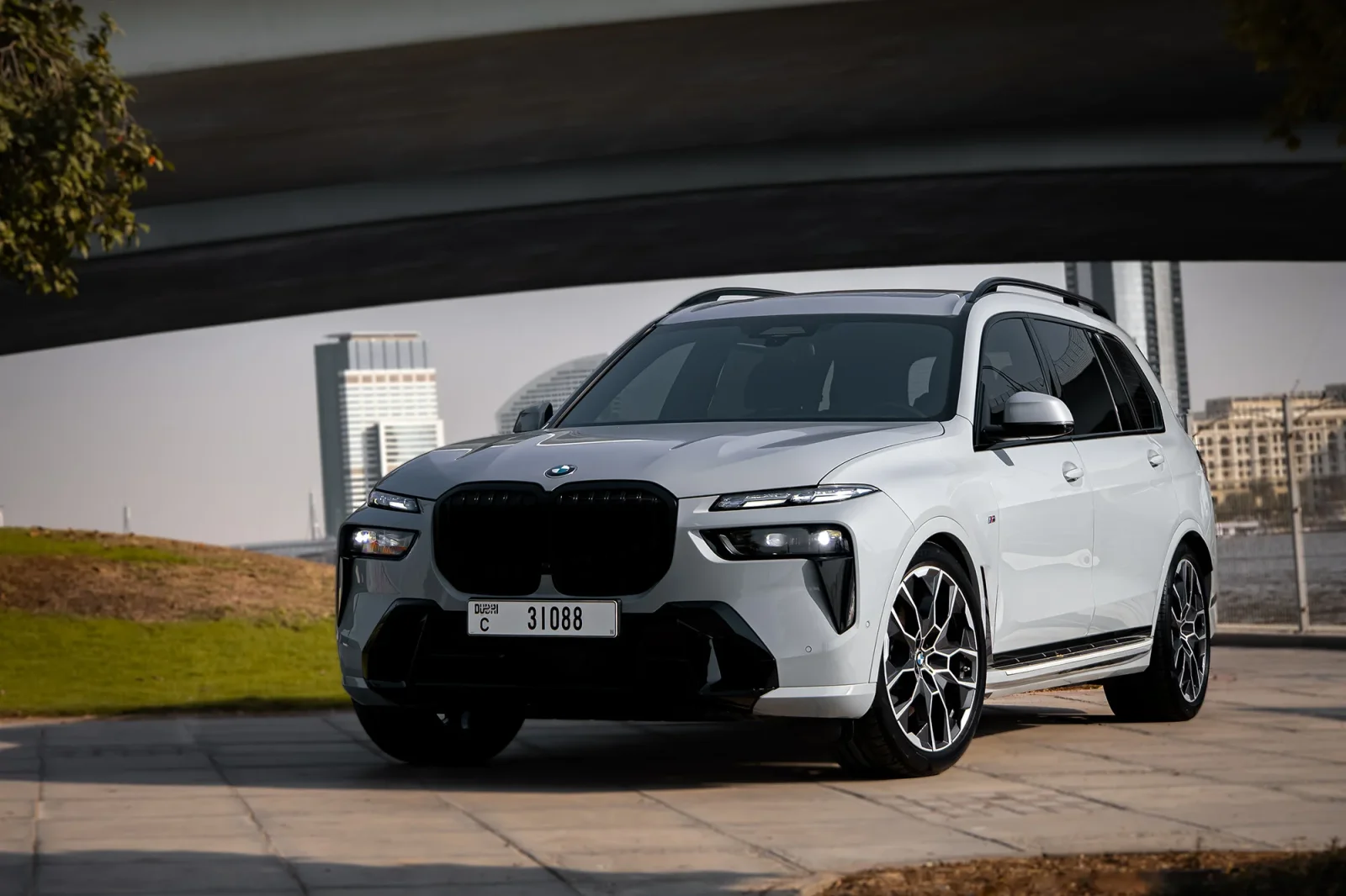 Huren BMW X7 40i Grijs 2025 in Abu Dhabi - 2 