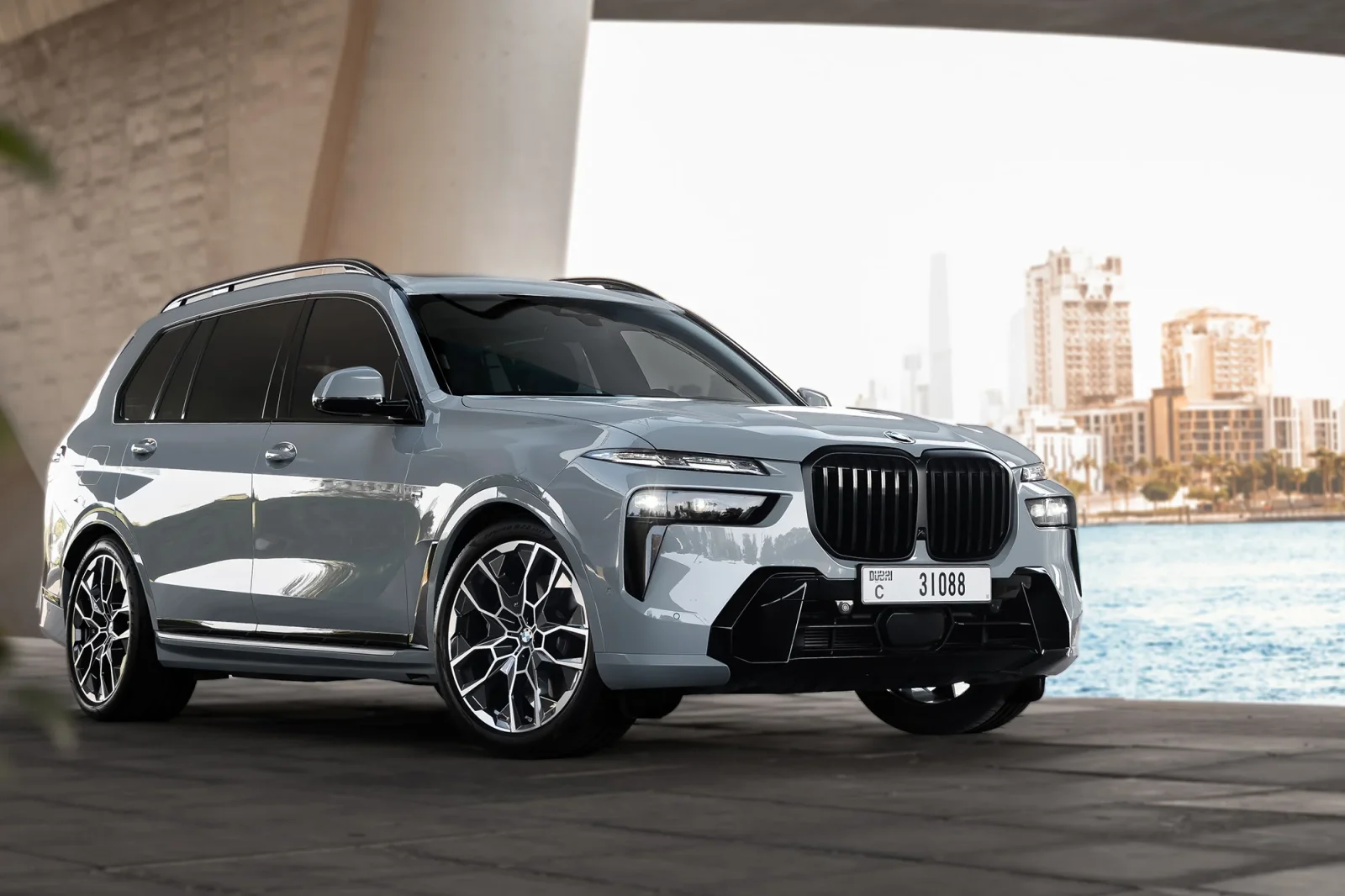 Huren BMW X7 40i Grijs 2025 in Abu Dhabi