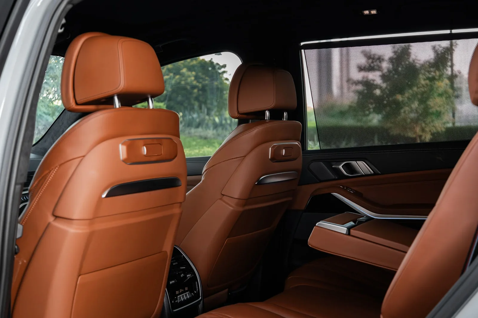 Huren BMW X7 40i Grijs 2025 in Abu Dhabi - 7 