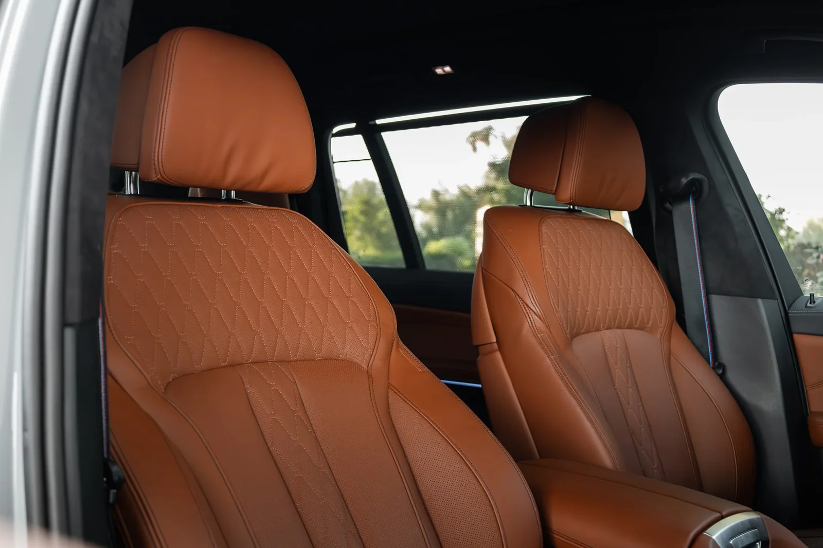 Huren BMW X7 40i Grijs 2025 in Abu Dhabi - 3 