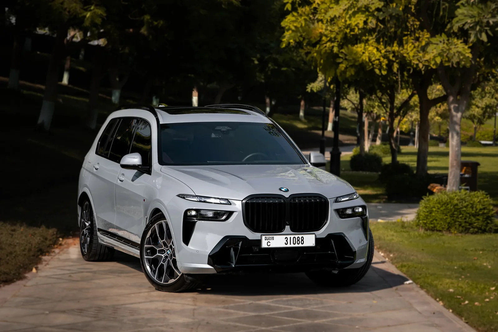 Huren BMW X7 40i Grijs 2025 in Abu Dhabi - 11 