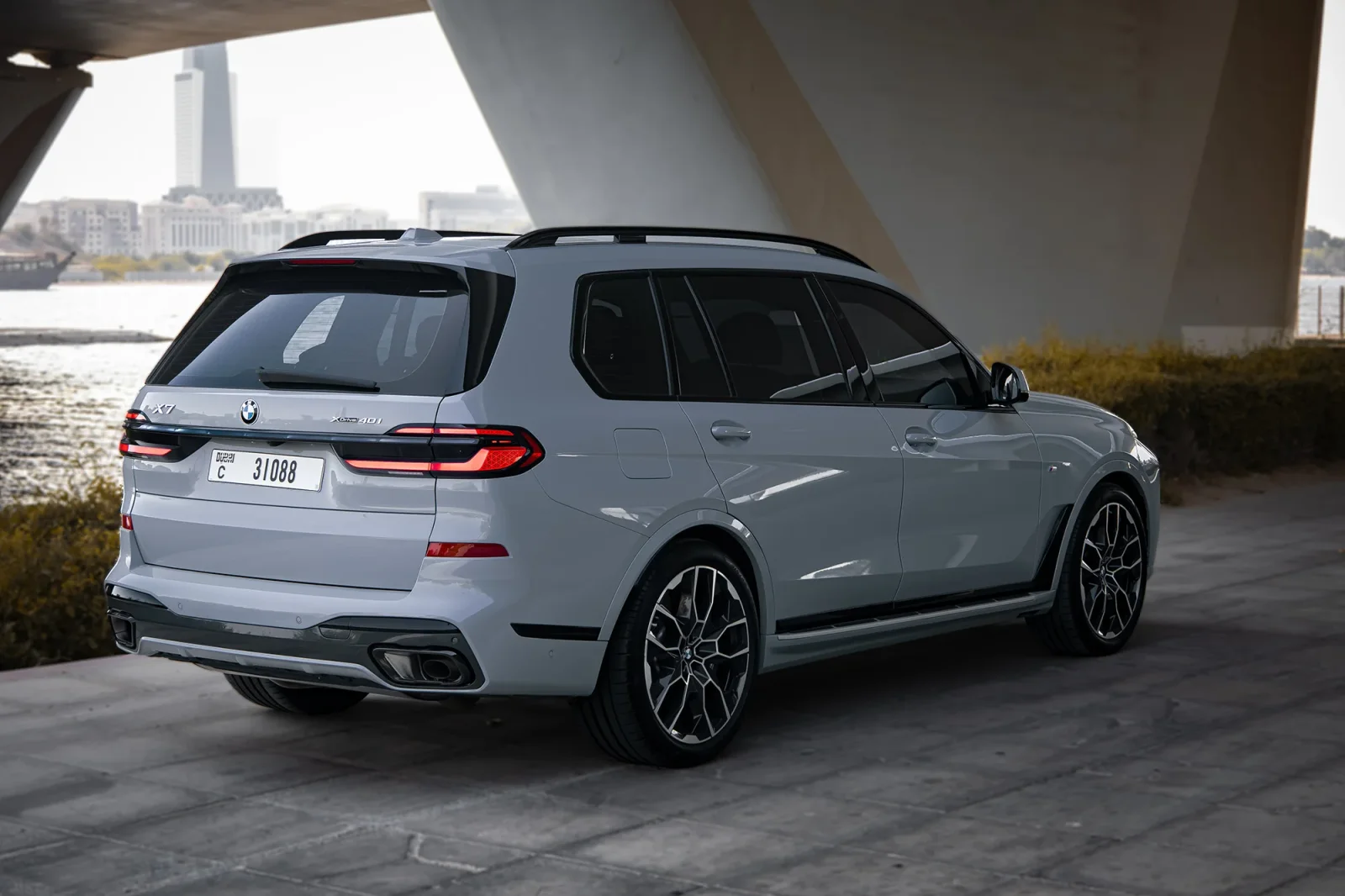 Huren BMW X7 40i Grijs 2025 in Abu Dhabi - 10 