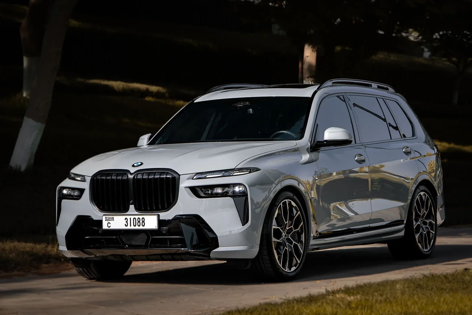Huren BMW X7 40i Grijs 2025 in Abu Dhabi - 12 
