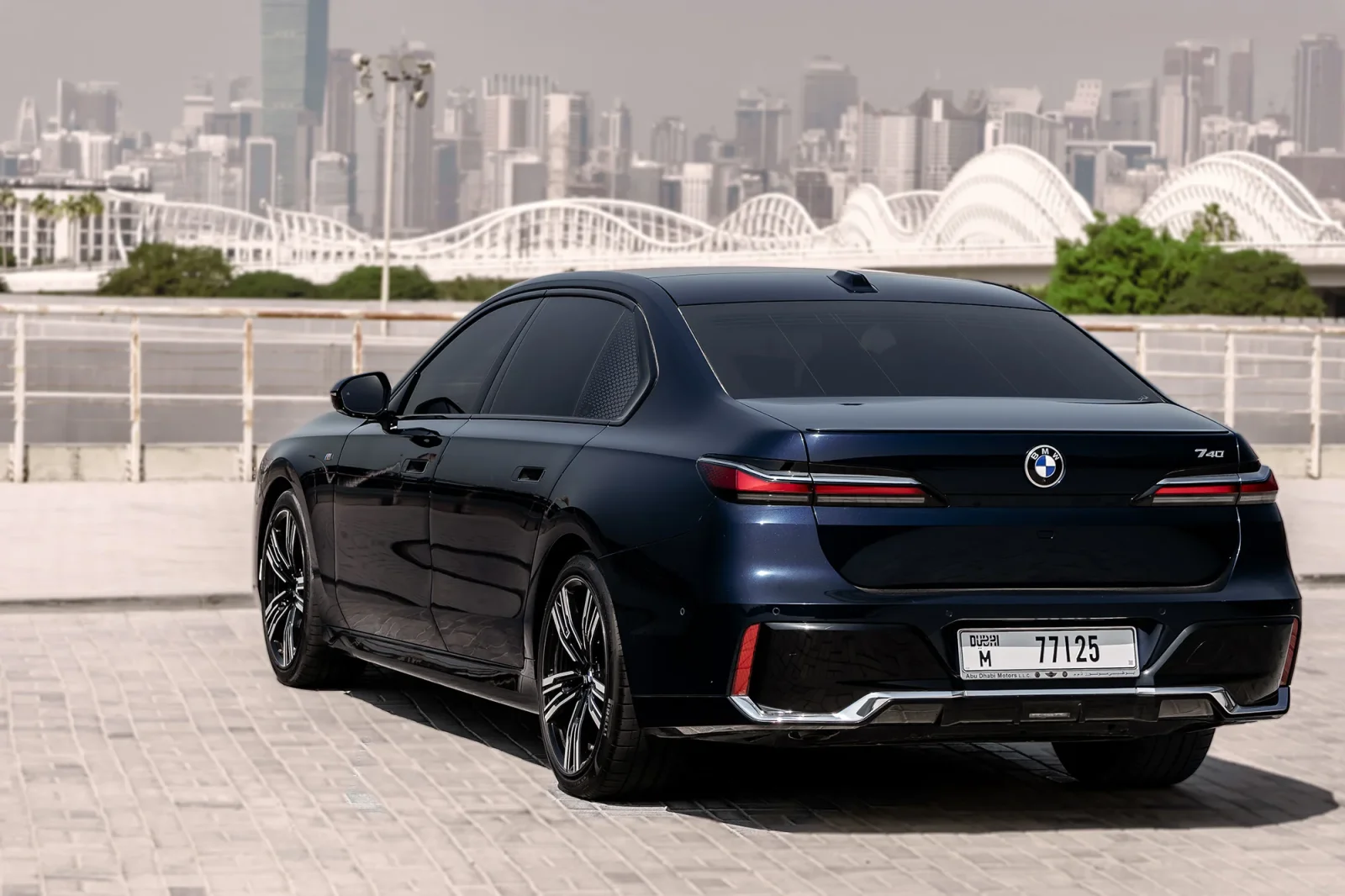 Аренда BMW 7-Series 740i Синий 2023 в Абу-Даби