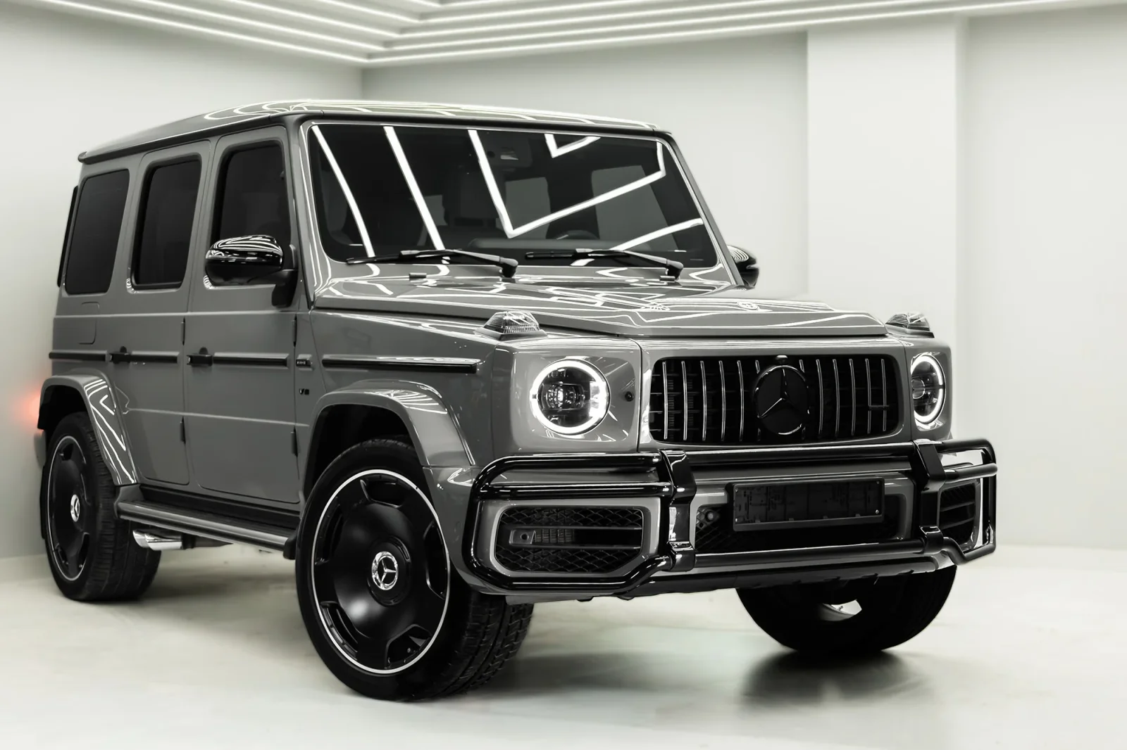 Alquiler Mercedes-Benz G-Class G63 AMG Gris 2023 en Abu Dabi - 4 