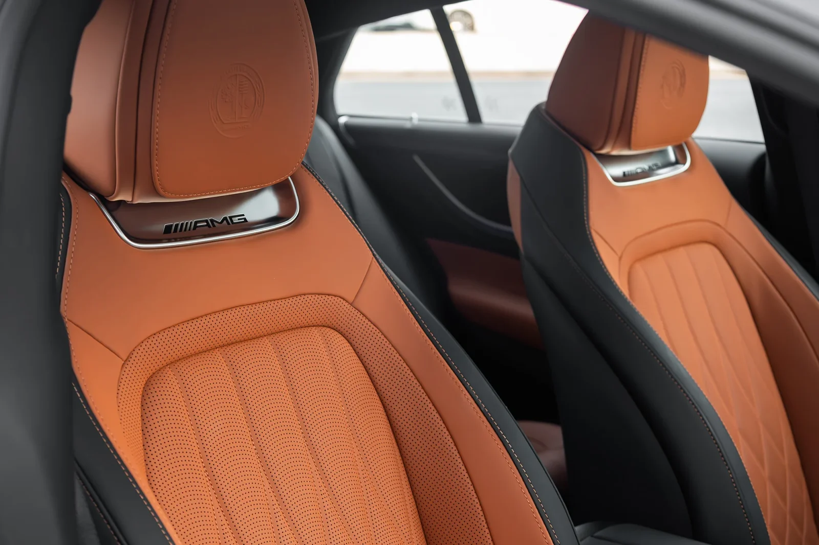 Miete Mercedes-Benz AMG GT 43 Weiß 2023 in der Abu Dhabi - 4 