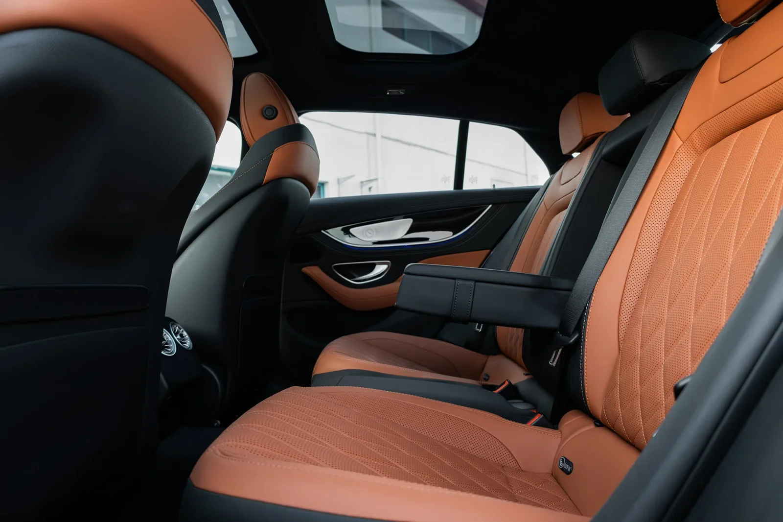 Miete Mercedes-Benz AMG GT 43 Weiß 2023 in der Abu Dhabi - 9 