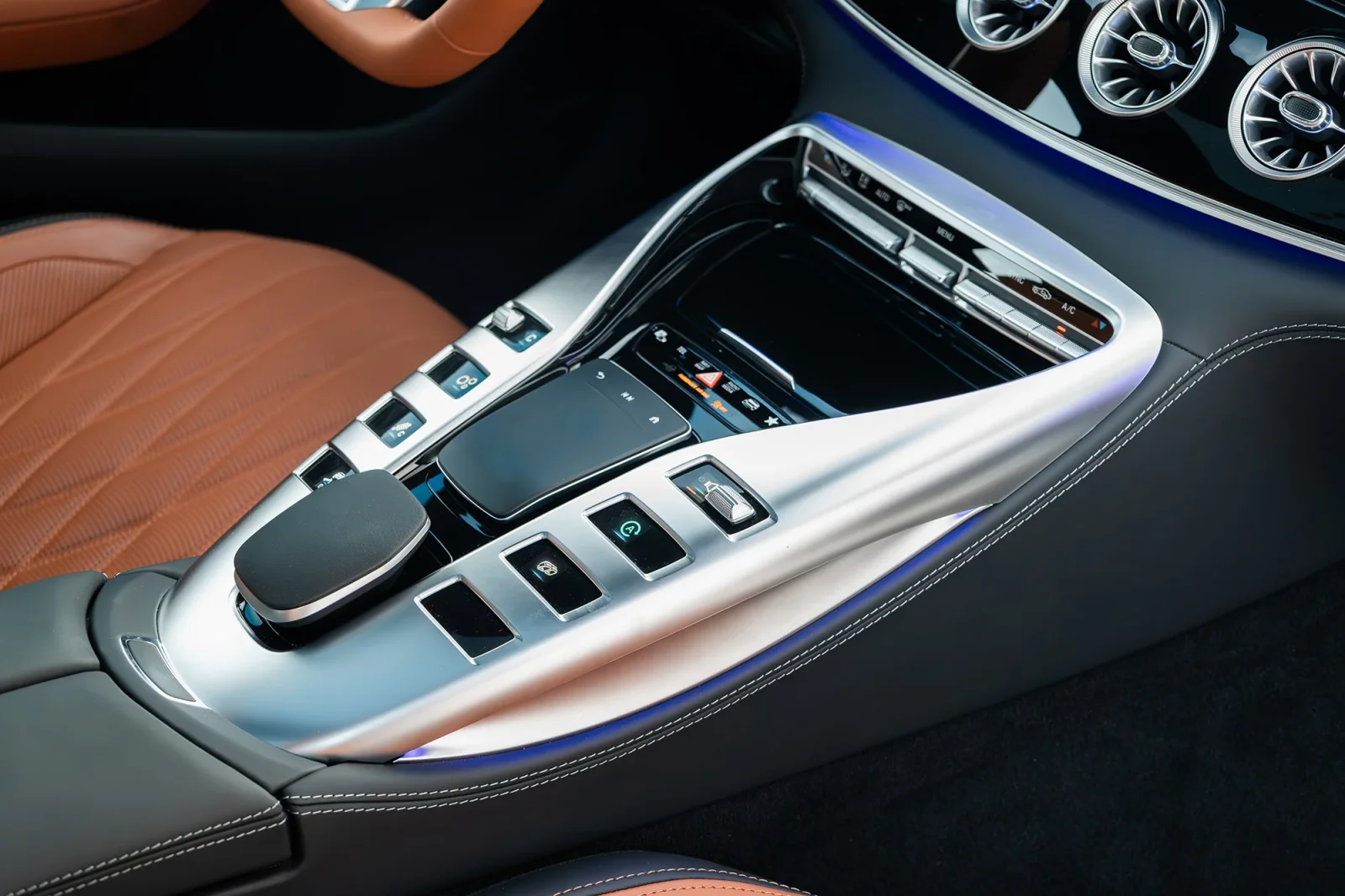 Miete Mercedes-Benz AMG GT 43 Weiß 2023 in der Abu Dhabi - 10 