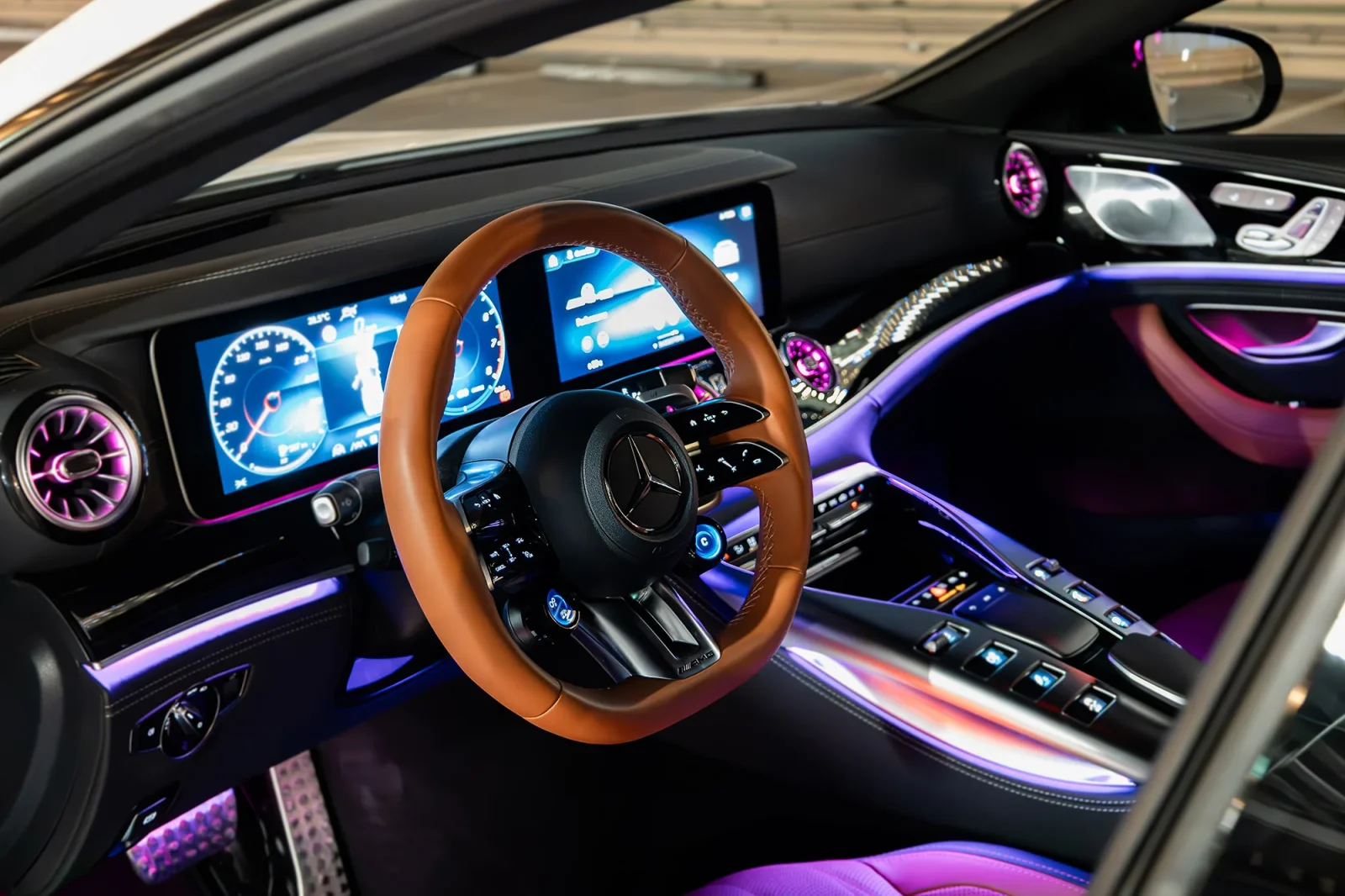 Miete Mercedes-Benz AMG GT 43 Weiß 2023 in der Abu Dhabi - 5 