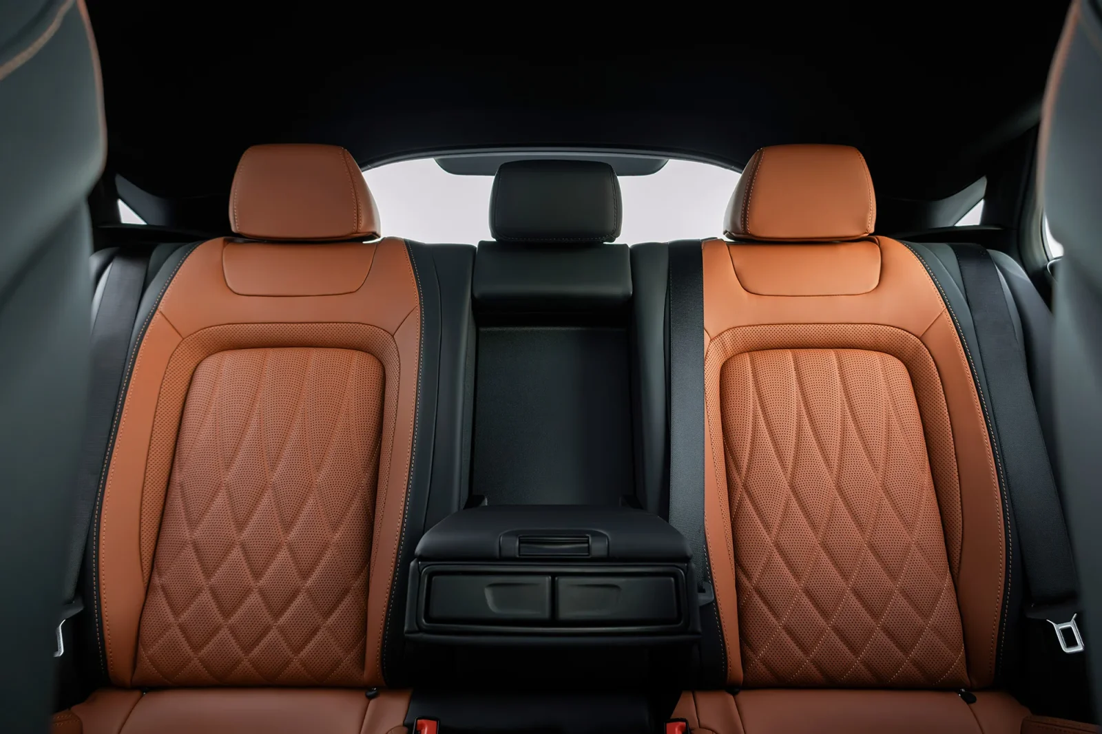 Miete Mercedes-Benz AMG GT 43 Weiß 2023 in der Abu Dhabi - 6 