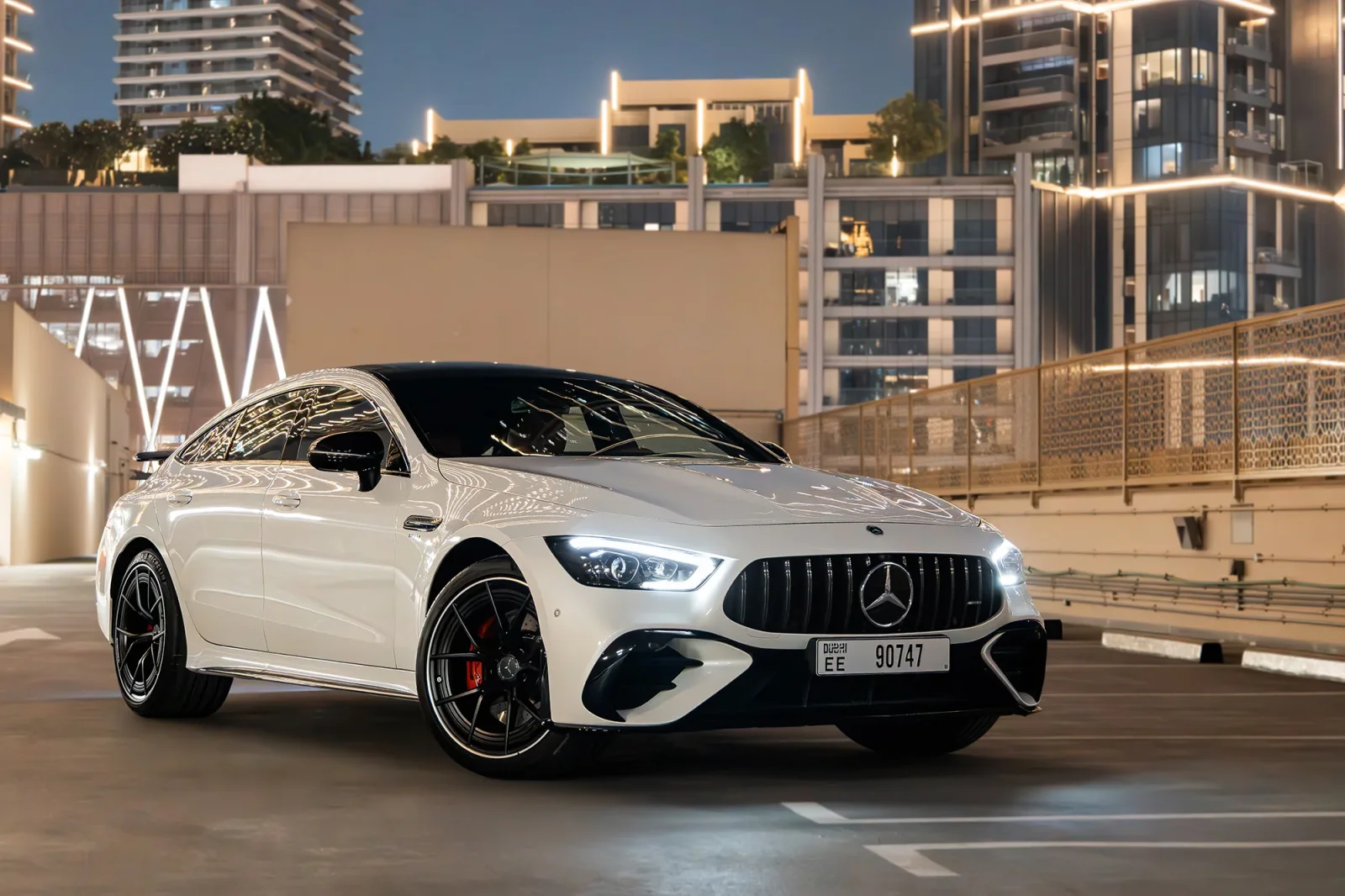 Miete Mercedes-Benz AMG GT 43 Weiß 2023 in der Abu Dhabi - 3 