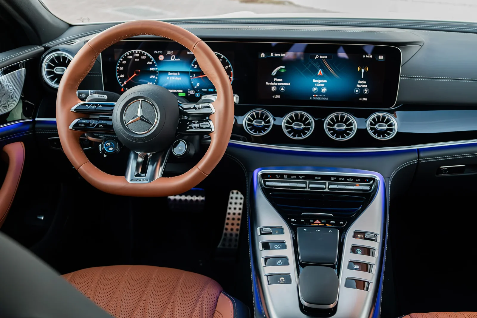 Miete Mercedes-Benz AMG GT 43 Weiß 2023 in der Abu Dhabi - 7 