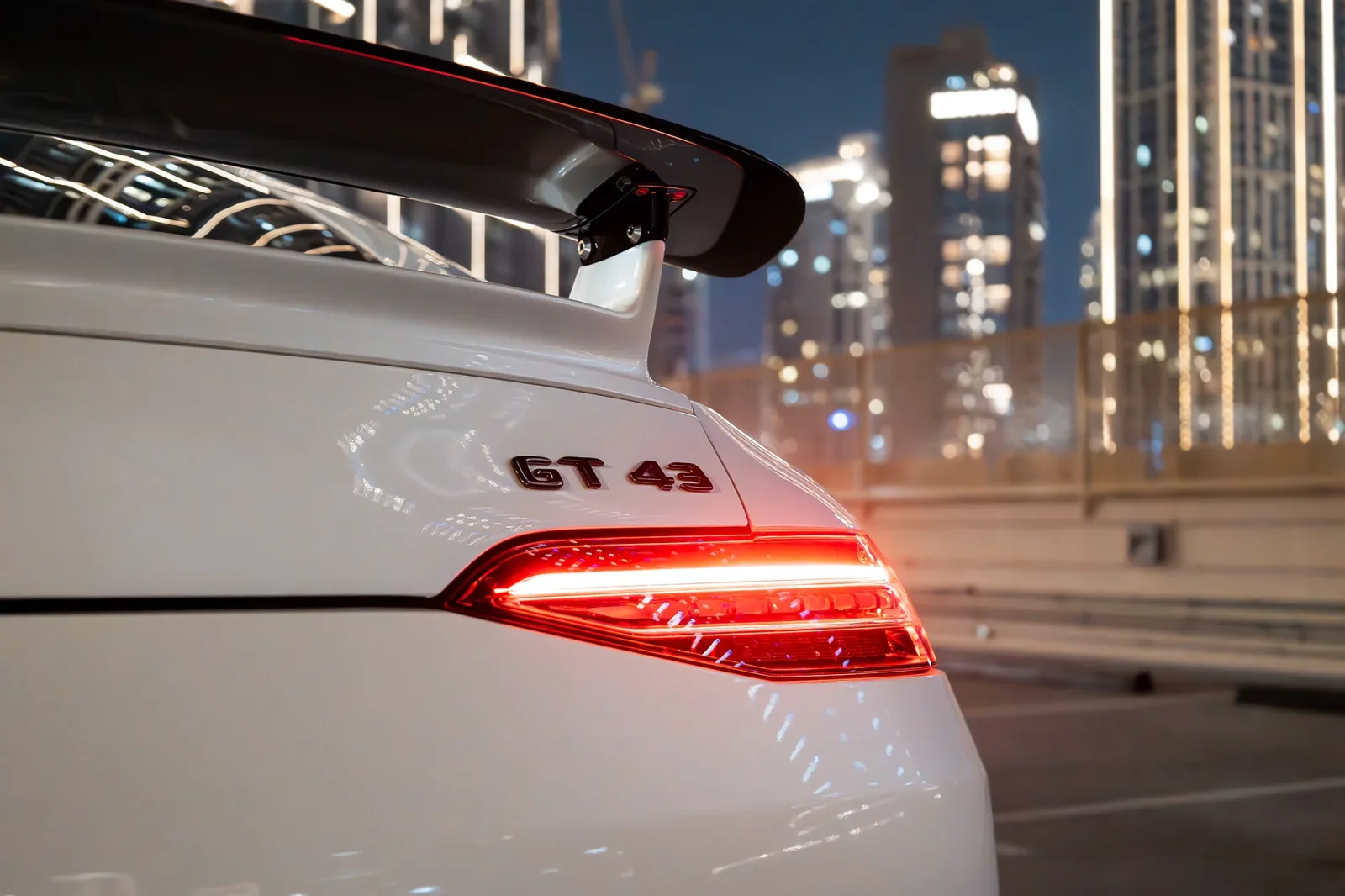 Miete Mercedes-Benz AMG GT 43 Weiß 2023 in der Abu Dhabi - 15 