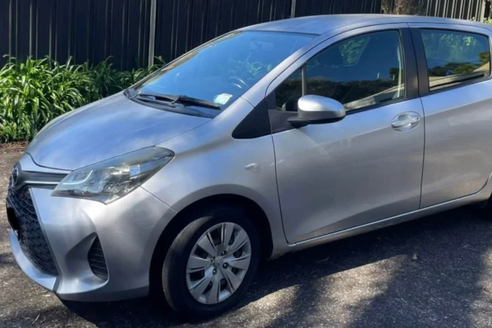 Alquiler Toyota Yaris  Plata 2015 en Mangere