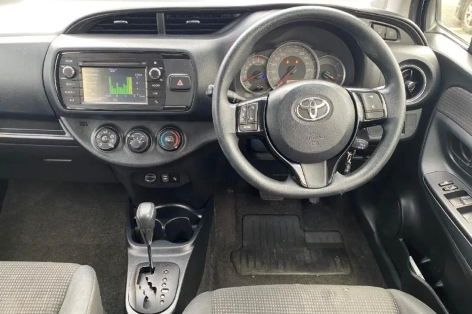 Alquiler Toyota Yaris  Plata 2015 en Mangere - 3 