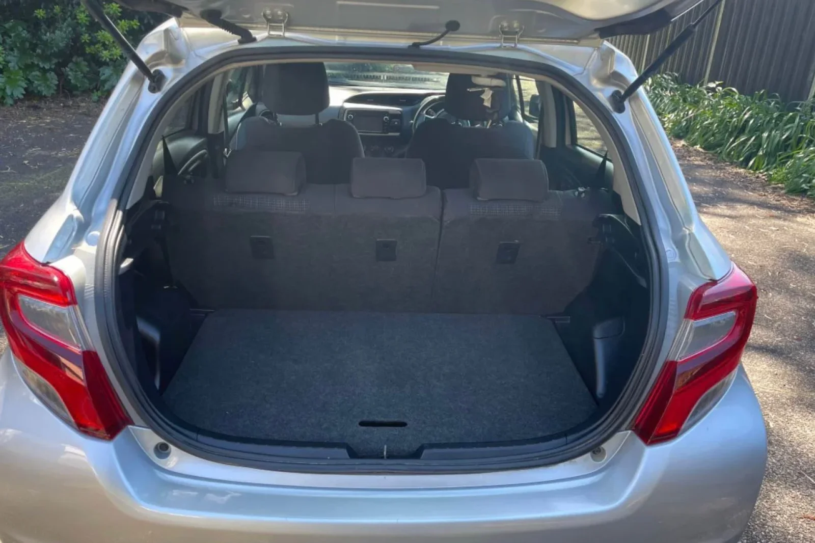 Alquiler Toyota Yaris  Plata 2015 en Mangere - 6 