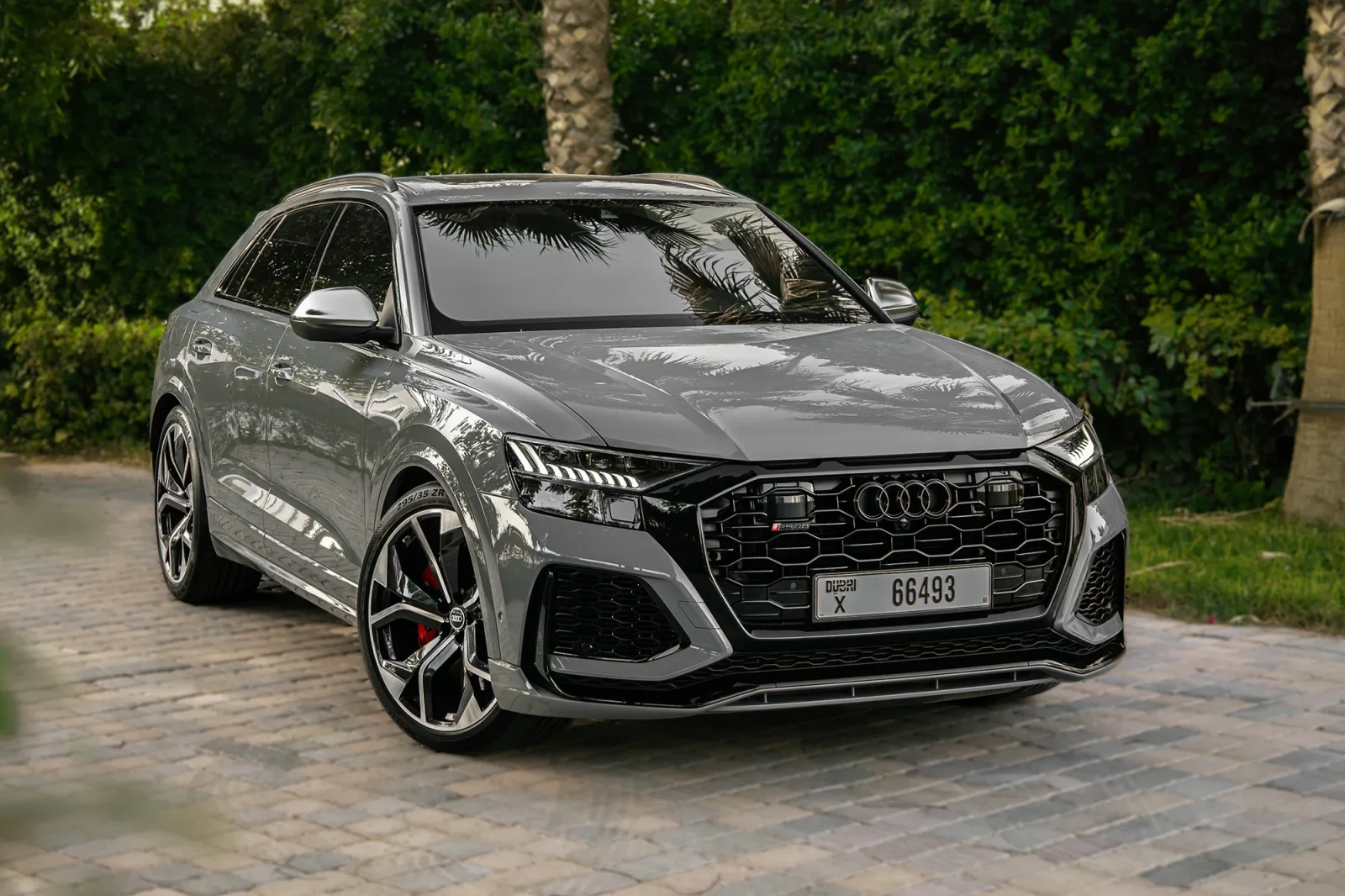 Miete Audi RS Q8  Grau 2023 in der Abu Dhabi - 11 